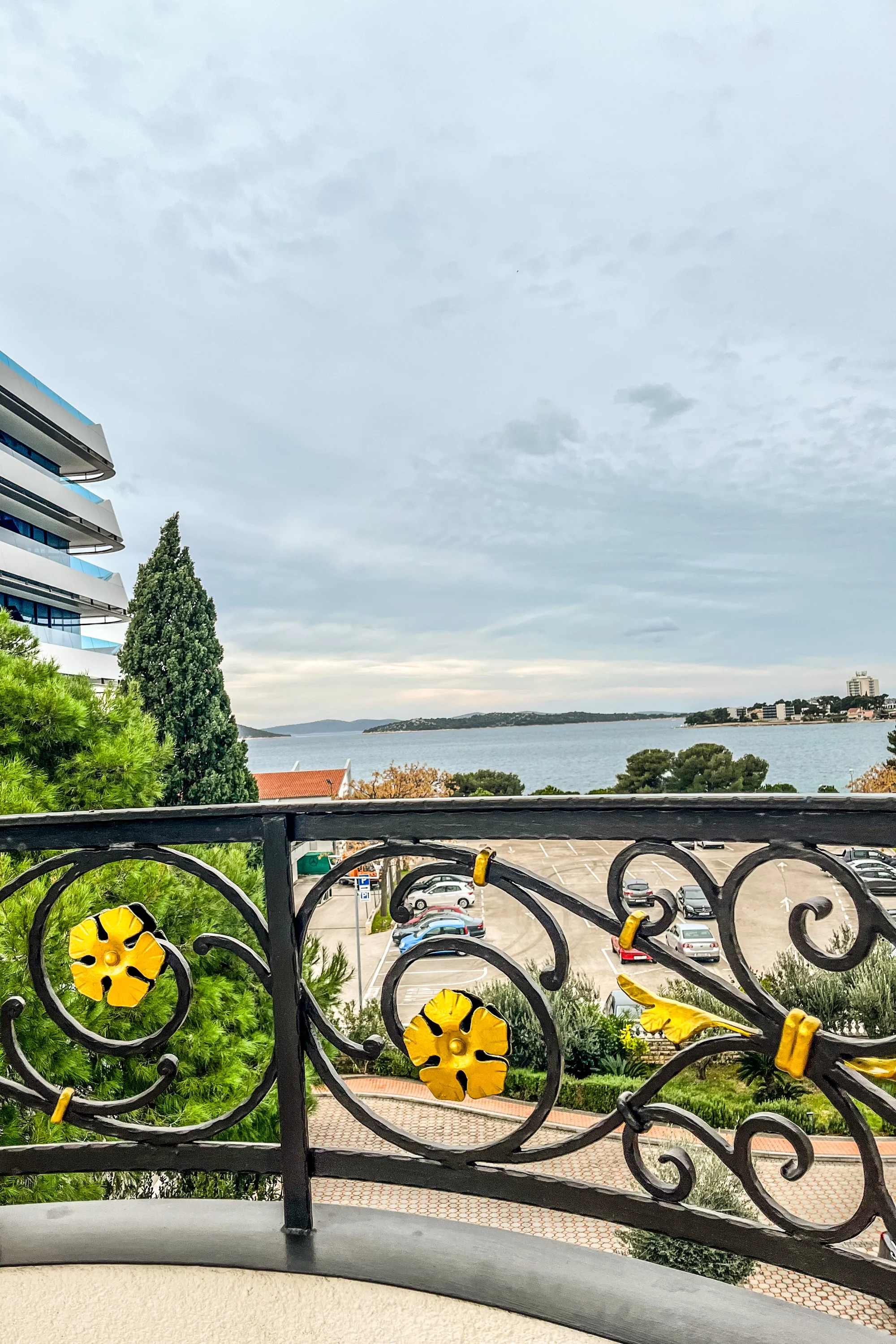 Léto v Dalmácii: hotel 2 minuty od pláže, strava, bazén a 2 děti zdarma