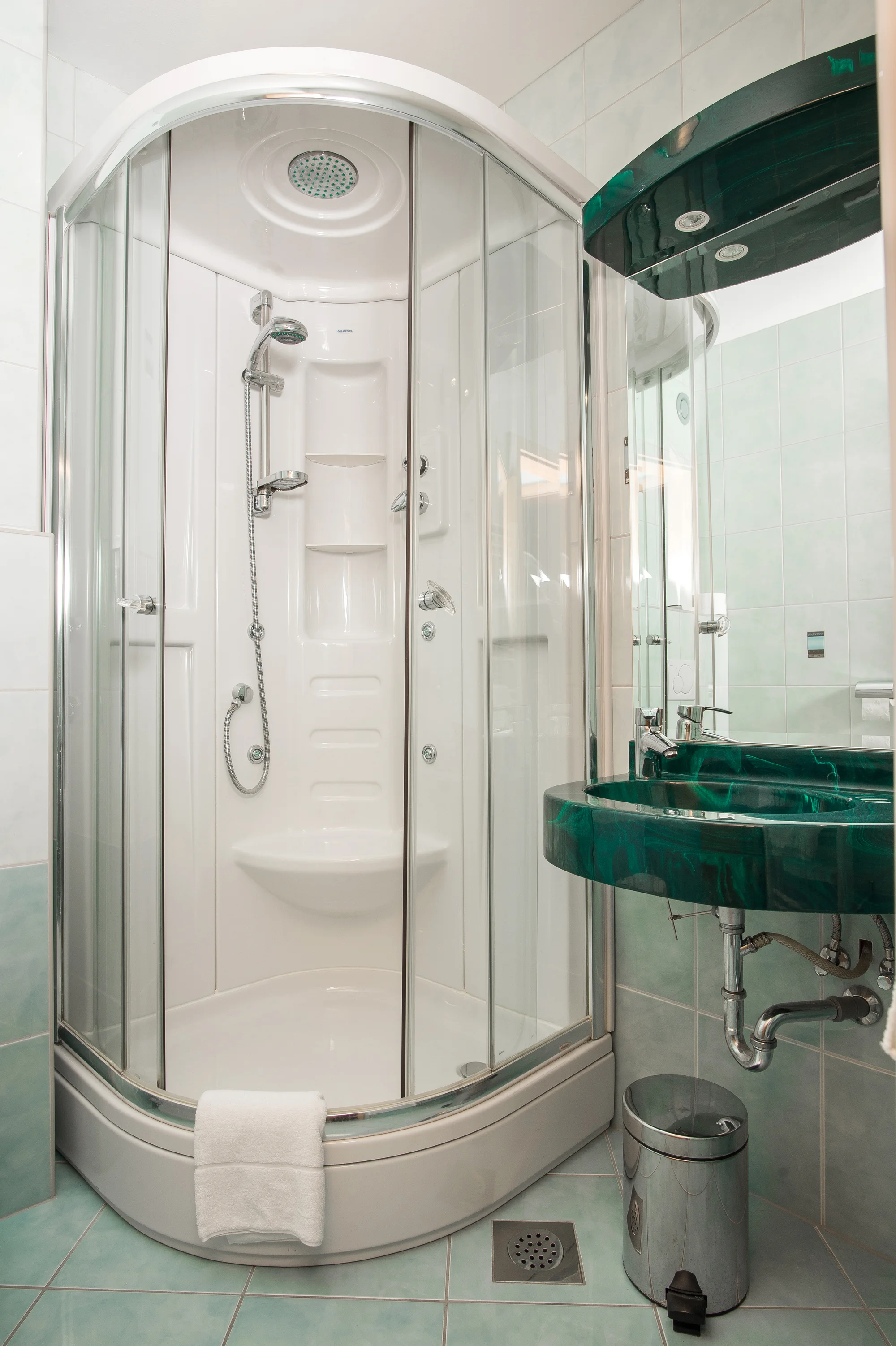 Léto v Dalmácii: hotel 2 minuty od pláže, strava, bazén a 2 děti zdarma