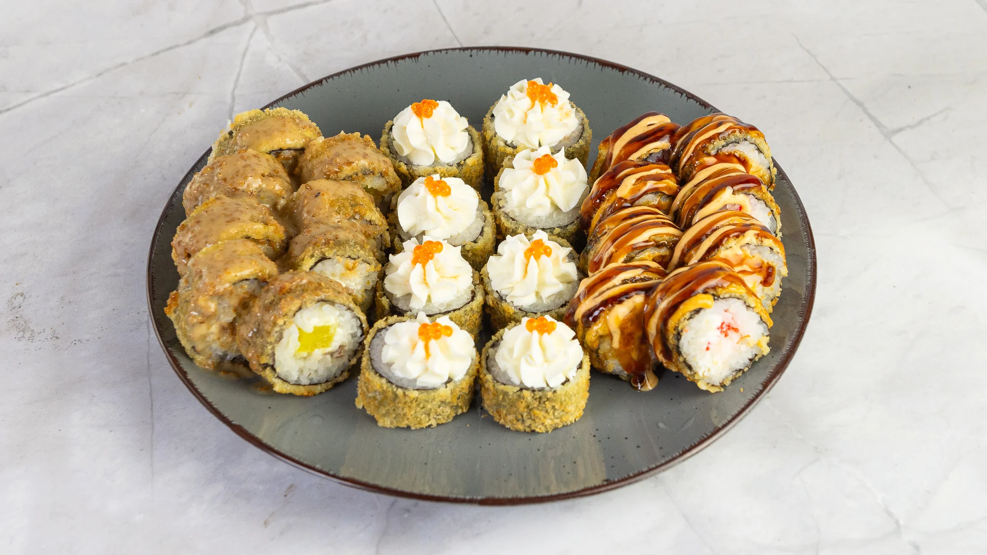 Rozmanité sushi sety s 24-64 kousky, miso či tom yum polévkou, edamame i limonádou