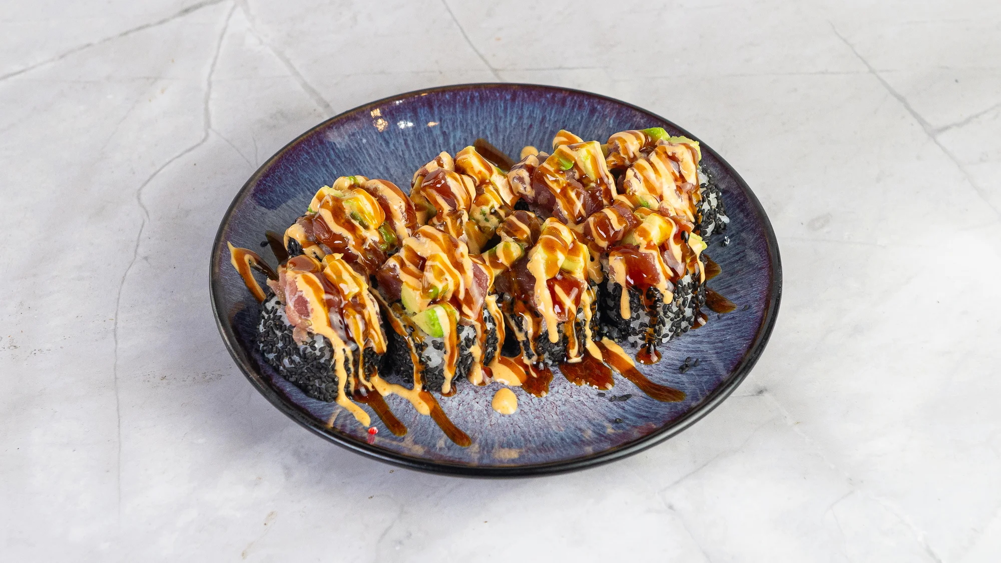 Rozmanité sushi sety s 24-64 kousky, miso či tom yum polévkou, edamame i limonádou