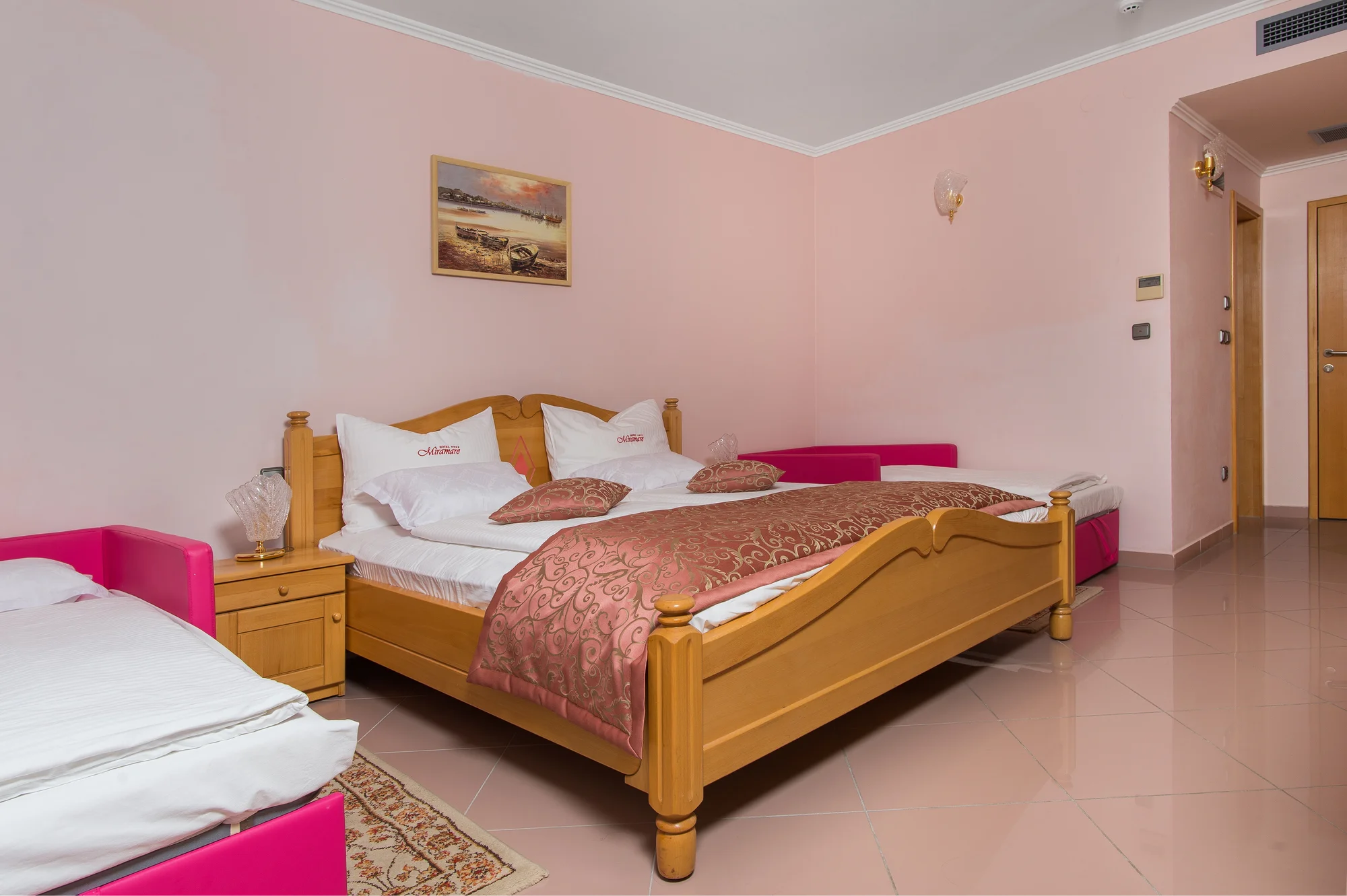 Léto v Dalmácii: hotel 2 minuty od pláže, strava, bazén a 2 děti zdarma