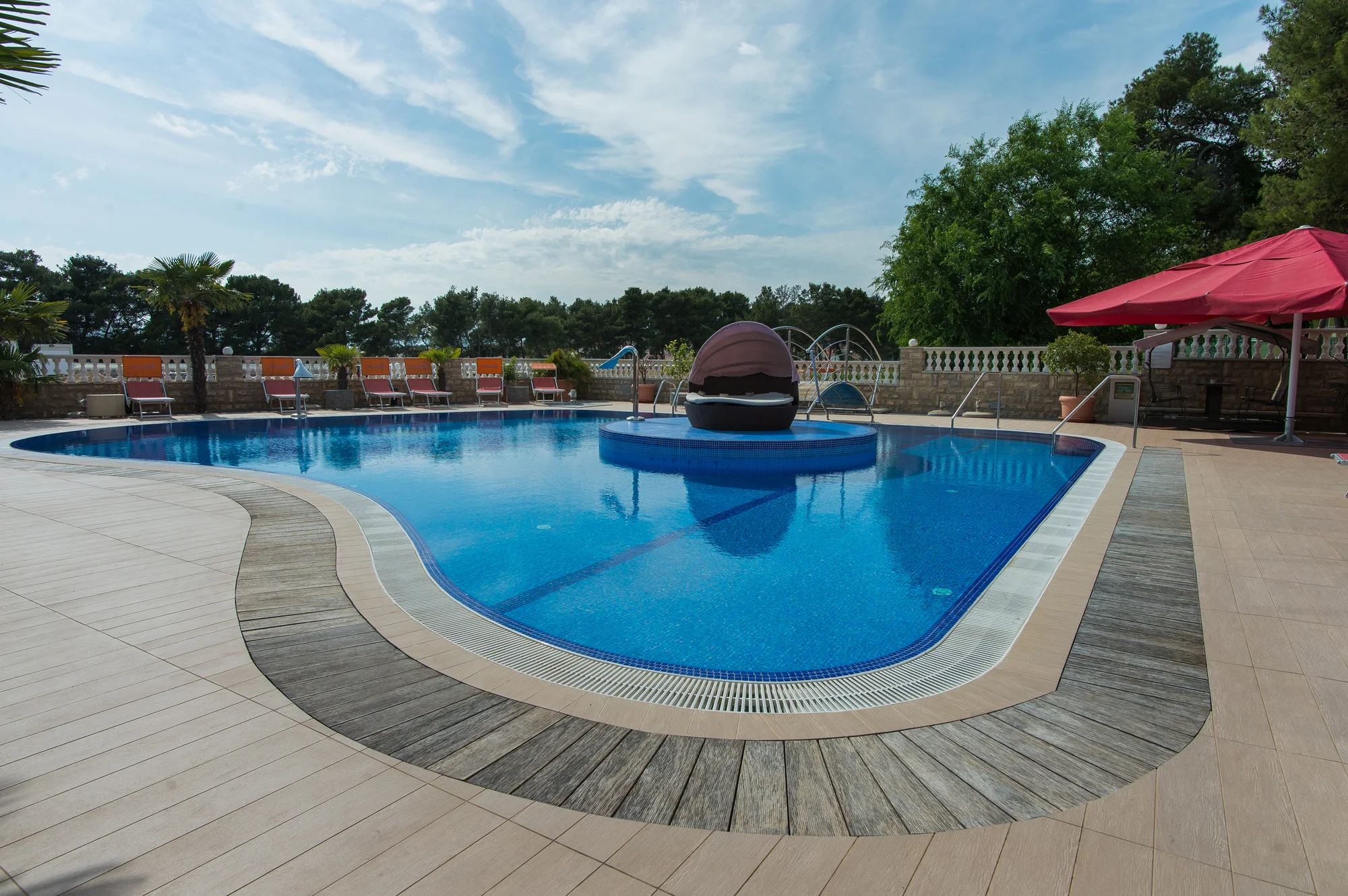 Léto v Dalmácii: hotel 2 minuty od pláže, strava, bazén a 2 děti zdarma