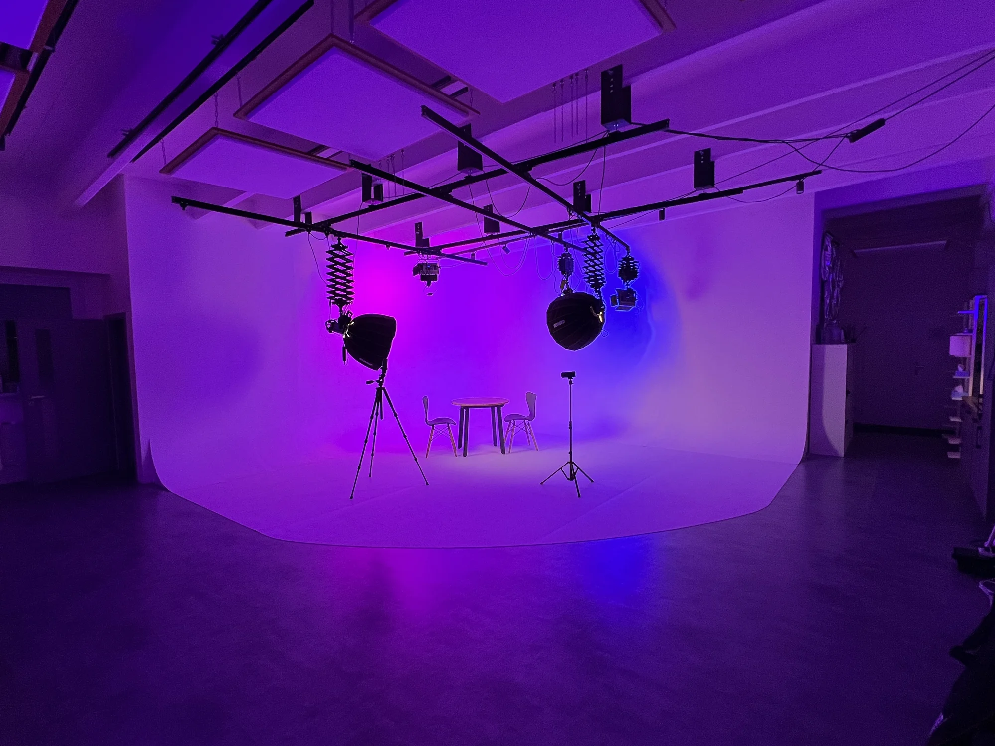 Pronájem profesionálně vybaveného Ateliéru Nekonečno pro foto/video produkci