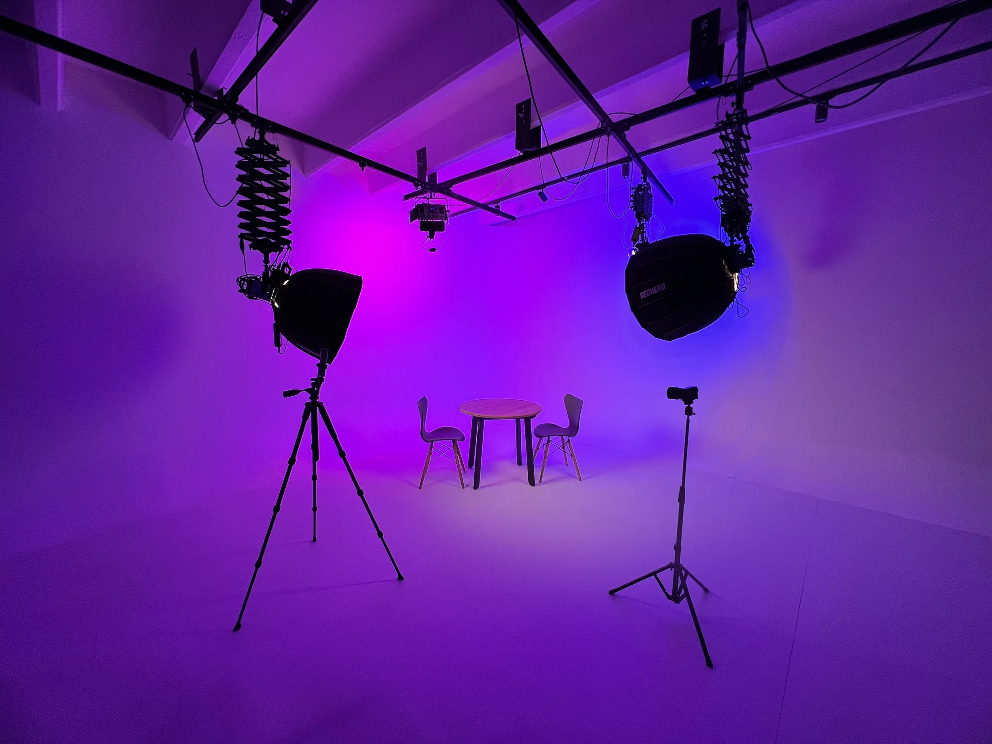 Pronájem profesionálně vybaveného Ateliéru Nekonečno pro foto/video produkci