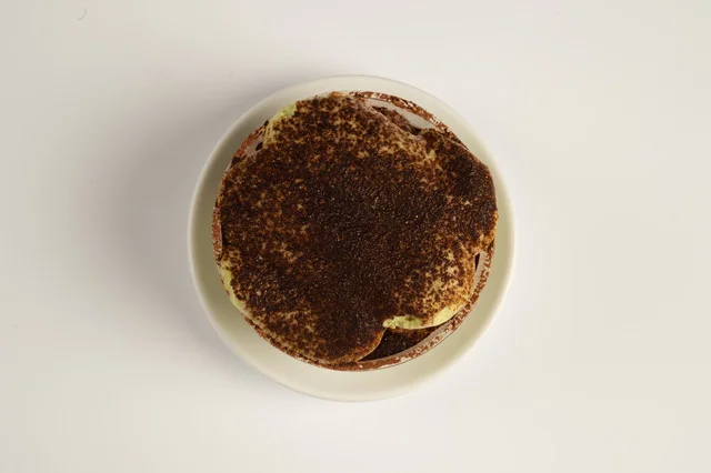 Káva a zákusek v sympatické kavárně na náplavce pro 1 nebo 2 osoby