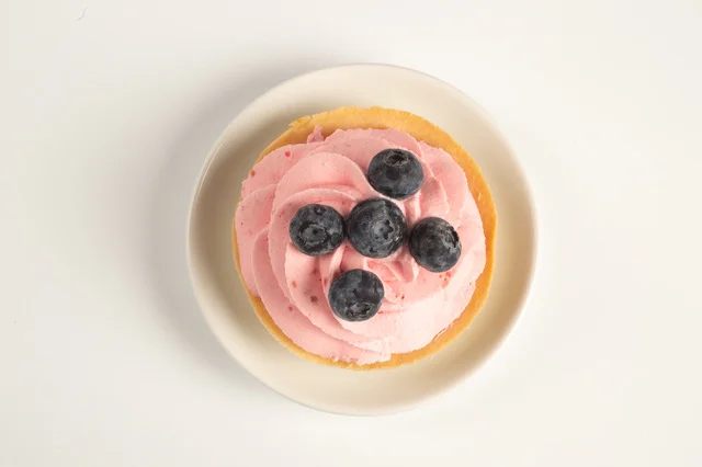 Káva a zákusek v sympatické kavárně na náplavce pro 1 nebo 2 osoby