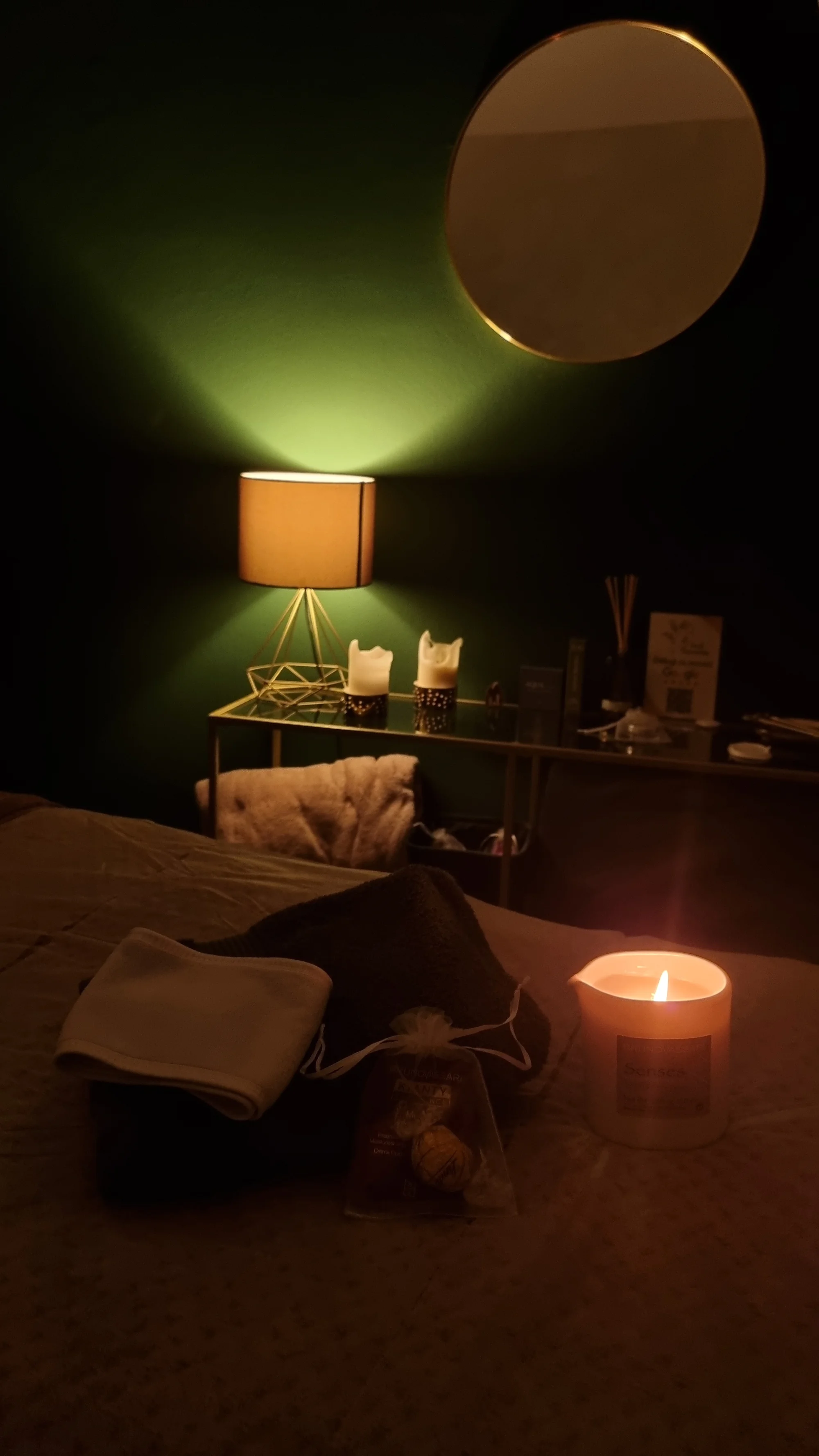 Uvolnění a odpočinek: relaxační masáže se zábalem a hřejivý rituál pro tělo i pleť