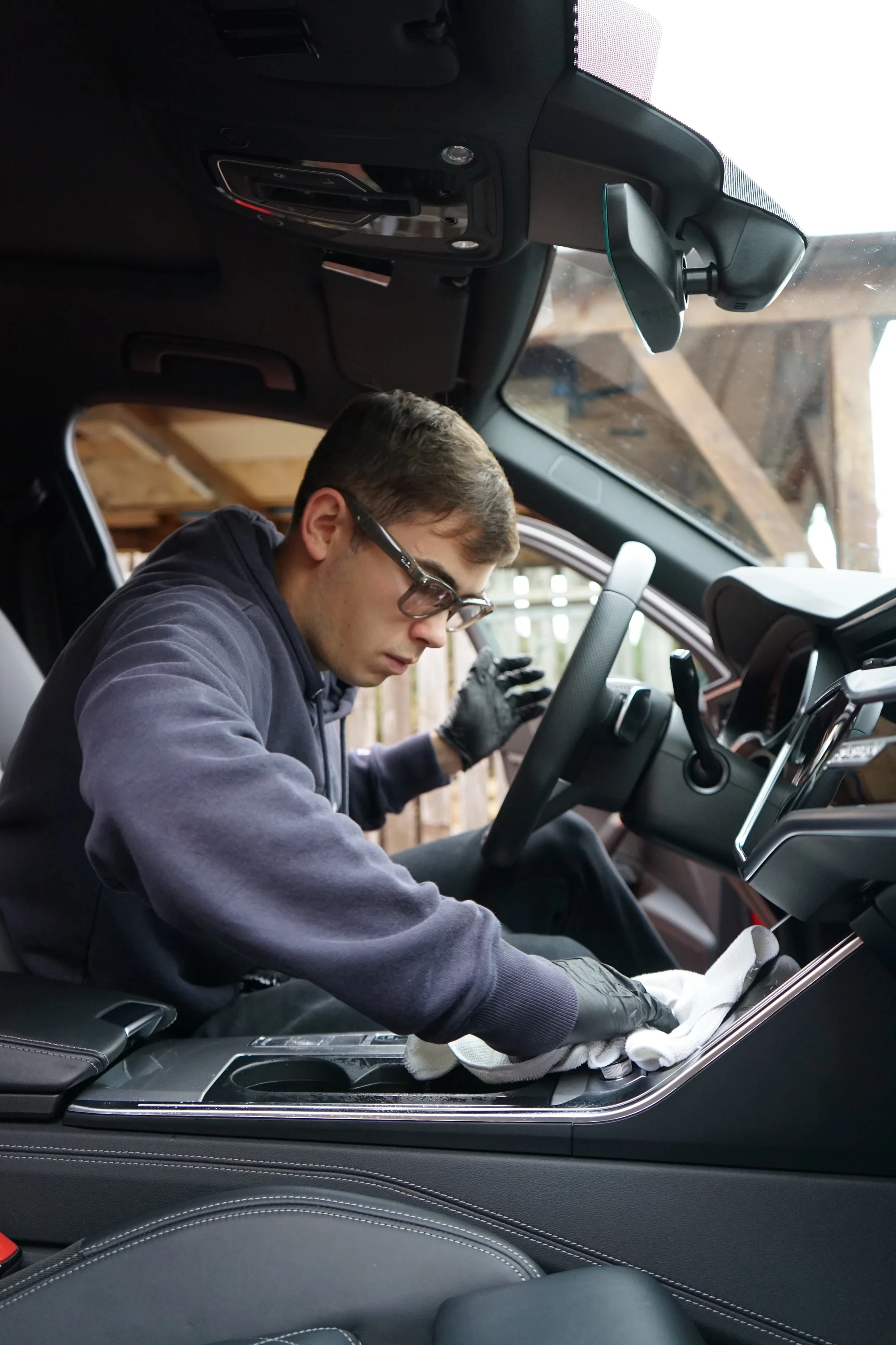 Mobilní ruční mytí aut: těšte se na auto jako nové – odstranění špíny, tepování interiéru a podlahy i obnova plastů