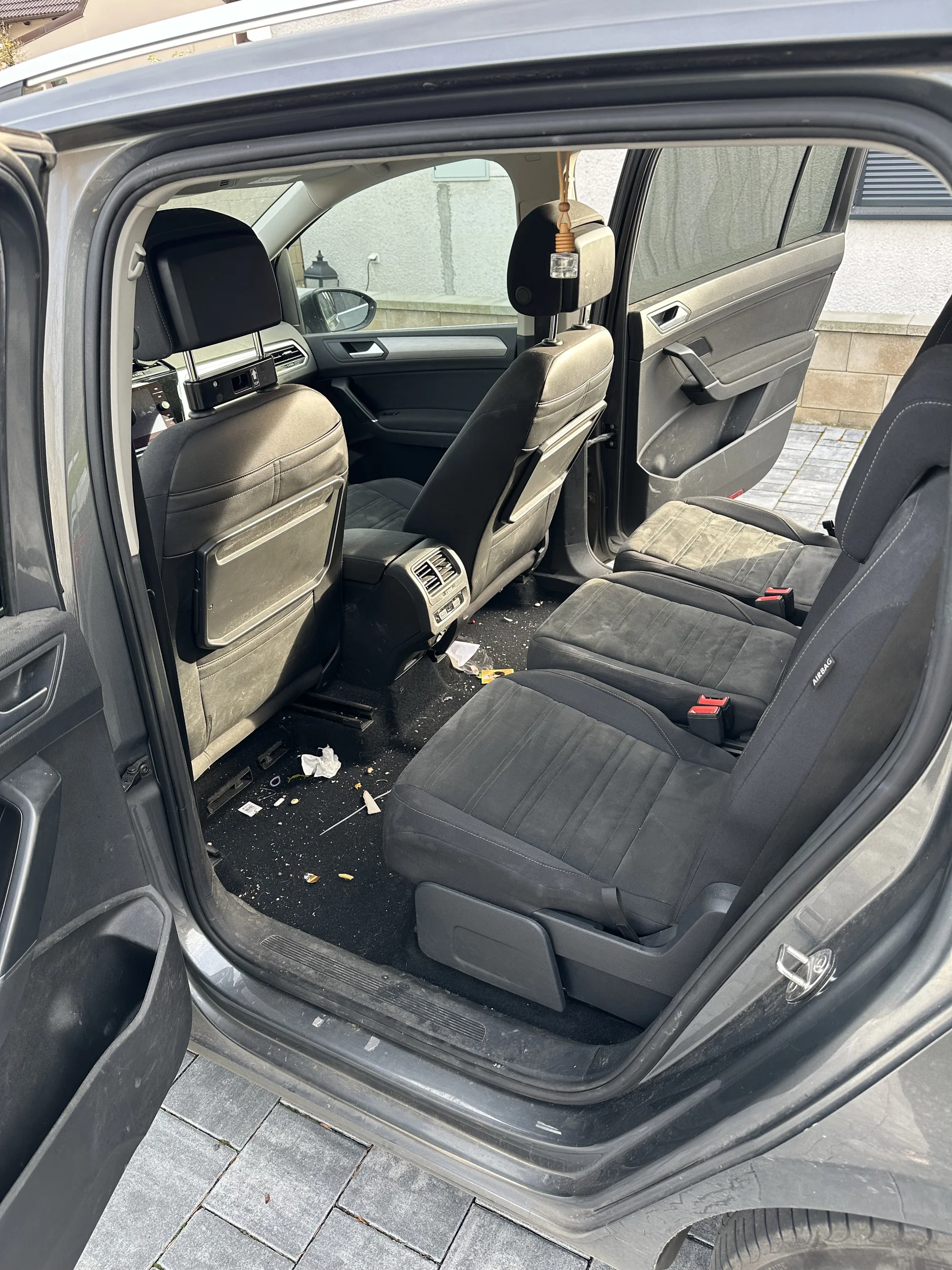 Mobilní ruční mytí aut: těšte se na auto jako nové – odstranění špíny, tepování interiéru a podlahy i obnova plastů