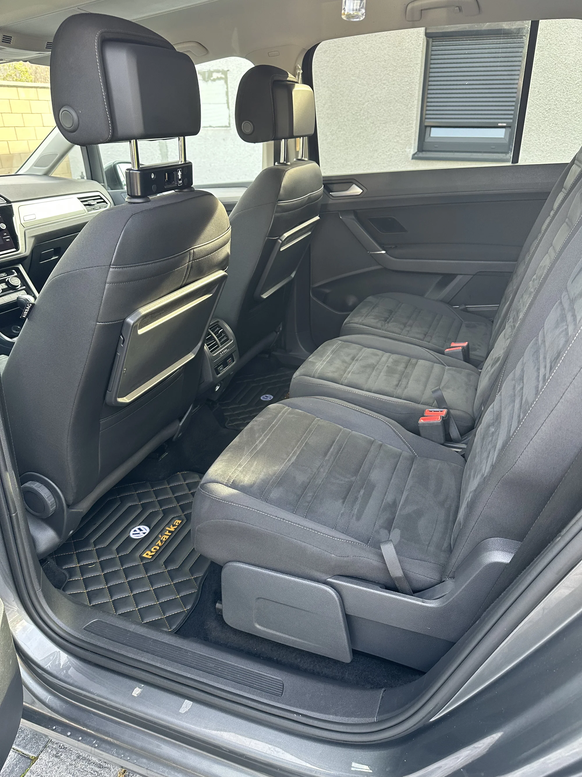 Mobilní ruční mytí aut: těšte se na auto jako nové – odstranění špíny, tepování interiéru a podlahy i obnova plastů