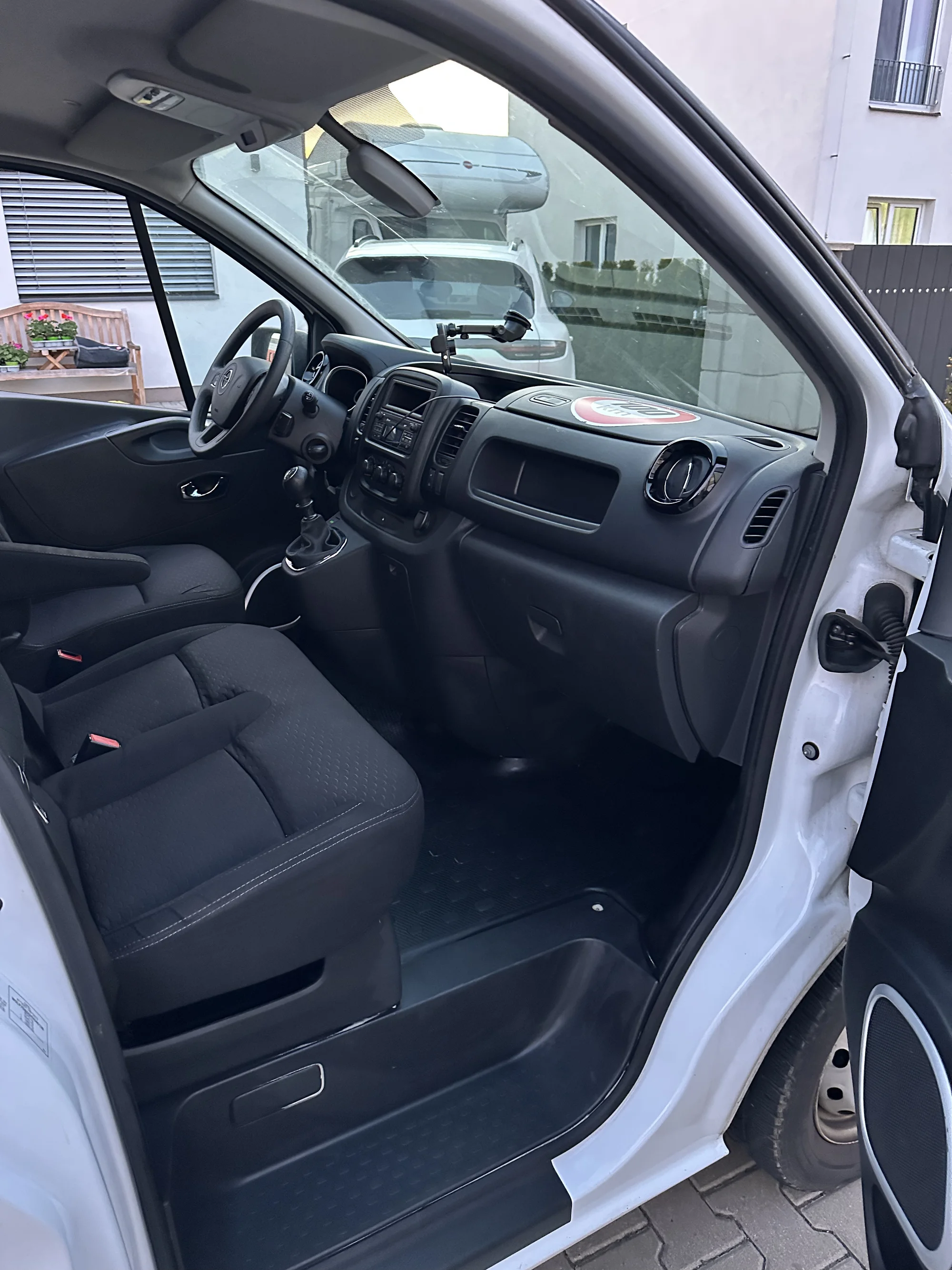 Mobilní ruční mytí aut: těšte se na auto jako nové – odstranění špíny, tepování interiéru a podlahy i obnova plastů