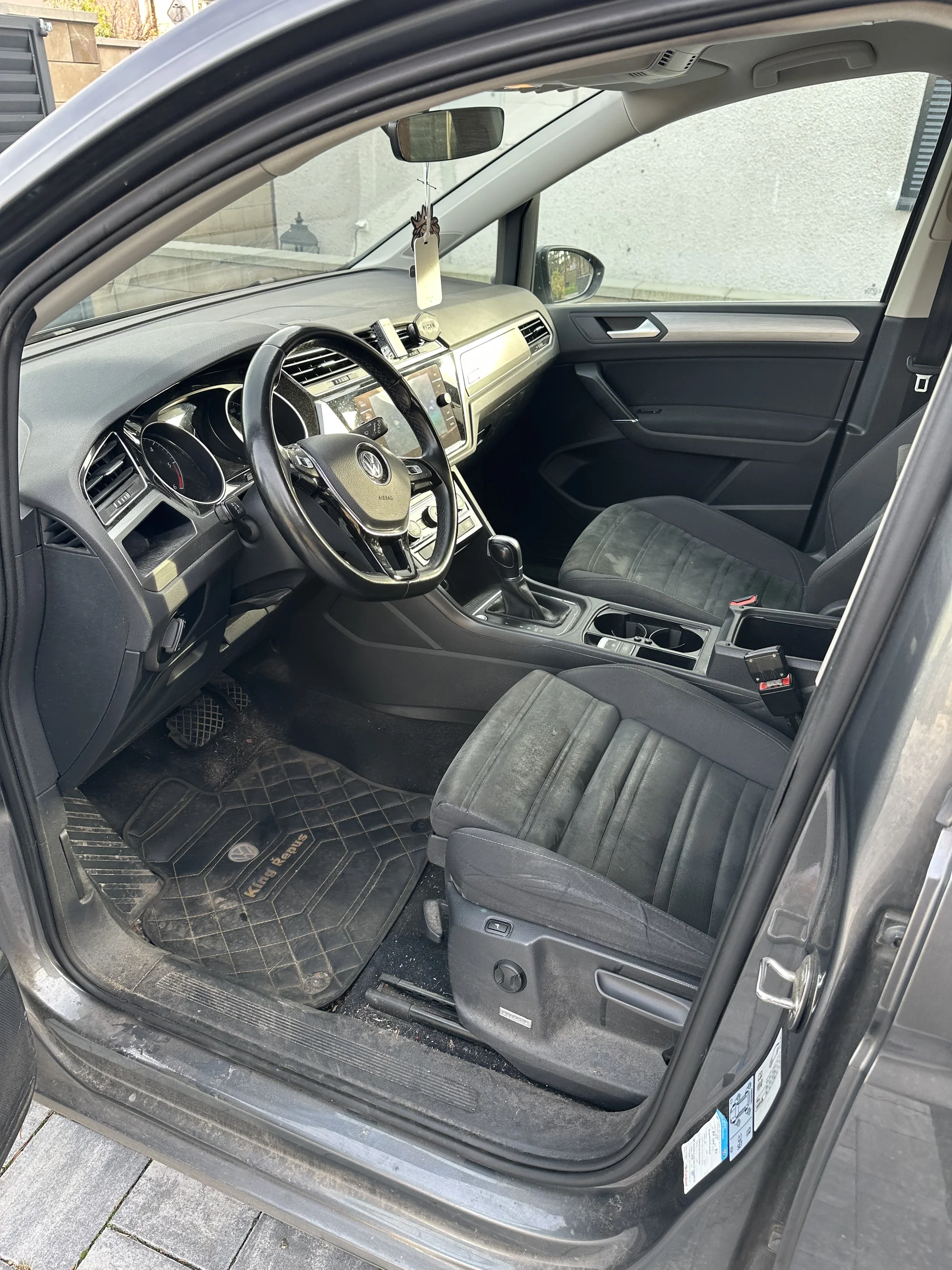 Mobilní ruční mytí aut: těšte se na auto jako nové – odstranění špíny, tepování interiéru a podlahy i obnova plastů