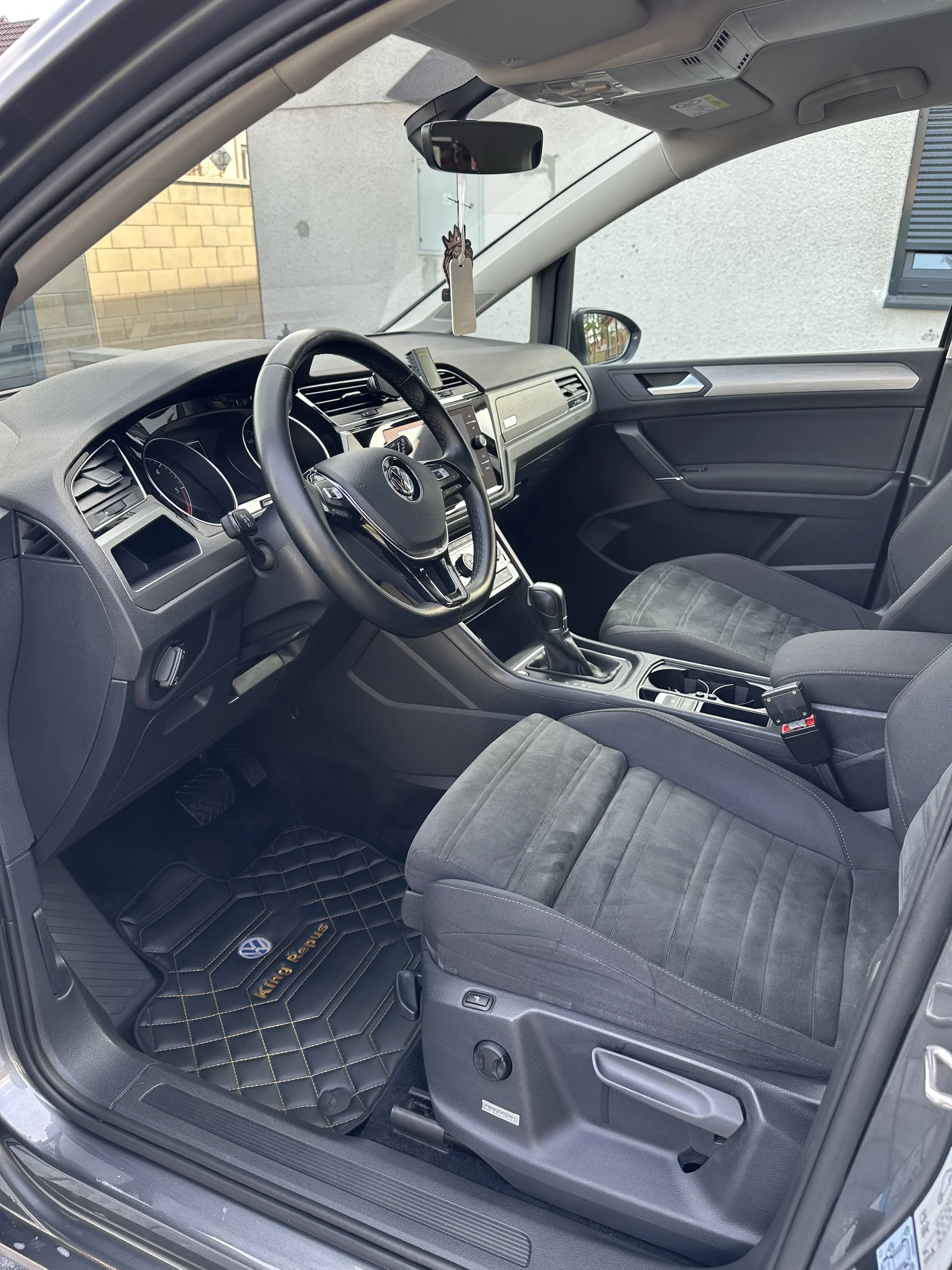 Mobilní ruční mytí aut: těšte se na auto jako nové – odstranění špíny, tepování interiéru a podlahy i obnova plastů