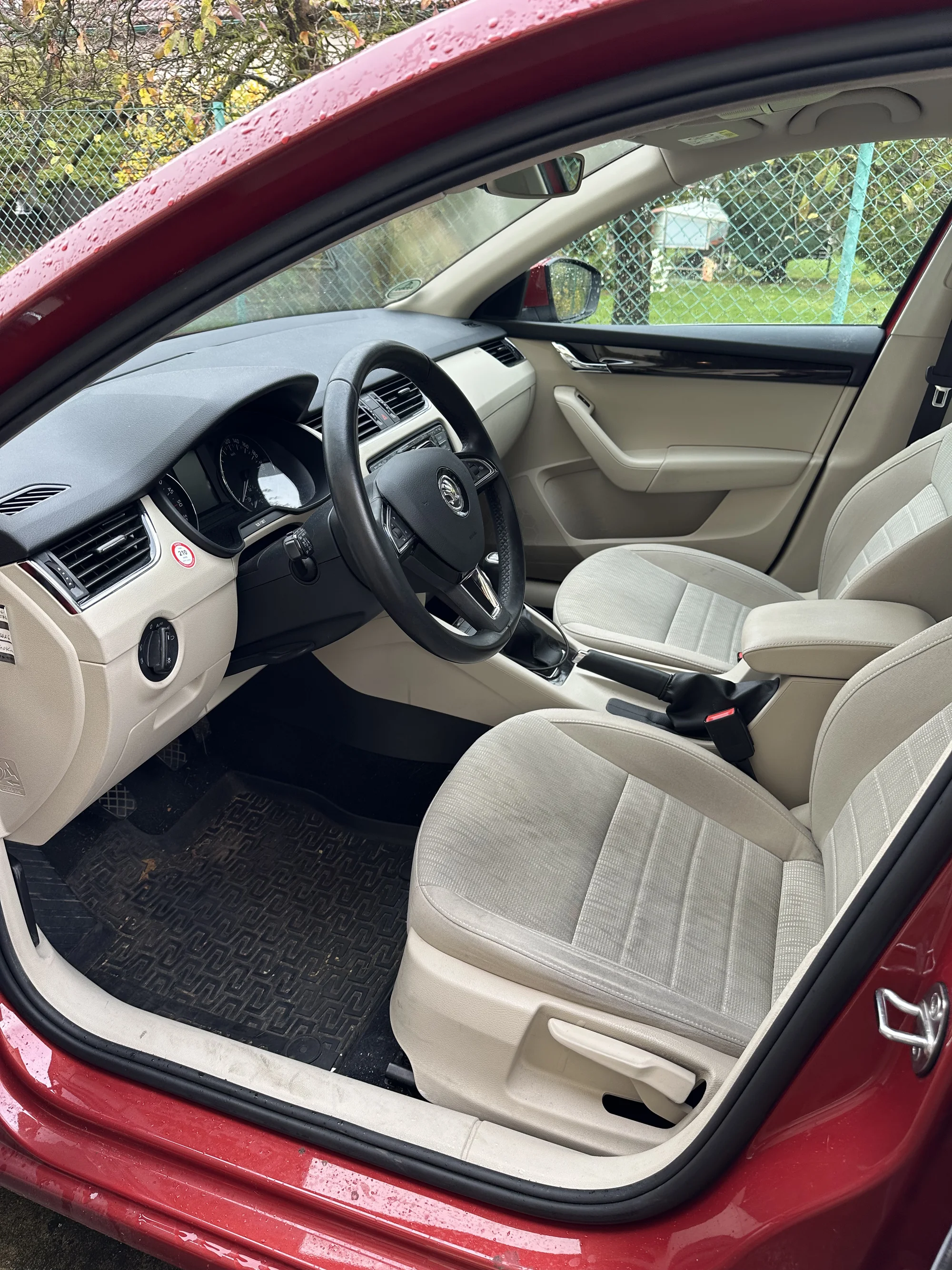 Mobilní ruční mytí aut: těšte se na auto jako nové – odstranění špíny, tepování interiéru a podlahy i obnova plastů