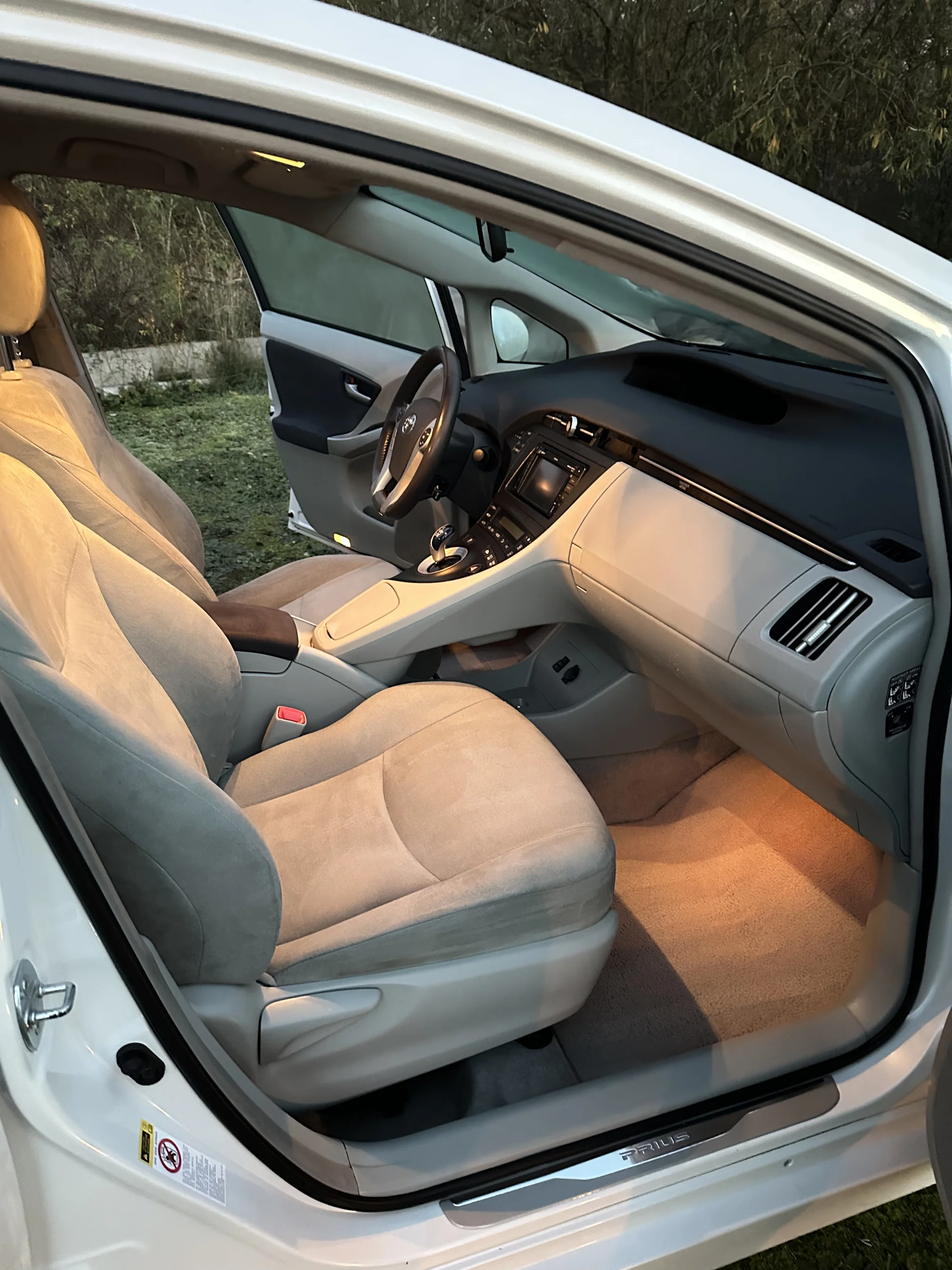 Mobilní ruční mytí aut: těšte se na auto jako nové – odstranění špíny, tepování interiéru a podlahy i obnova plastů