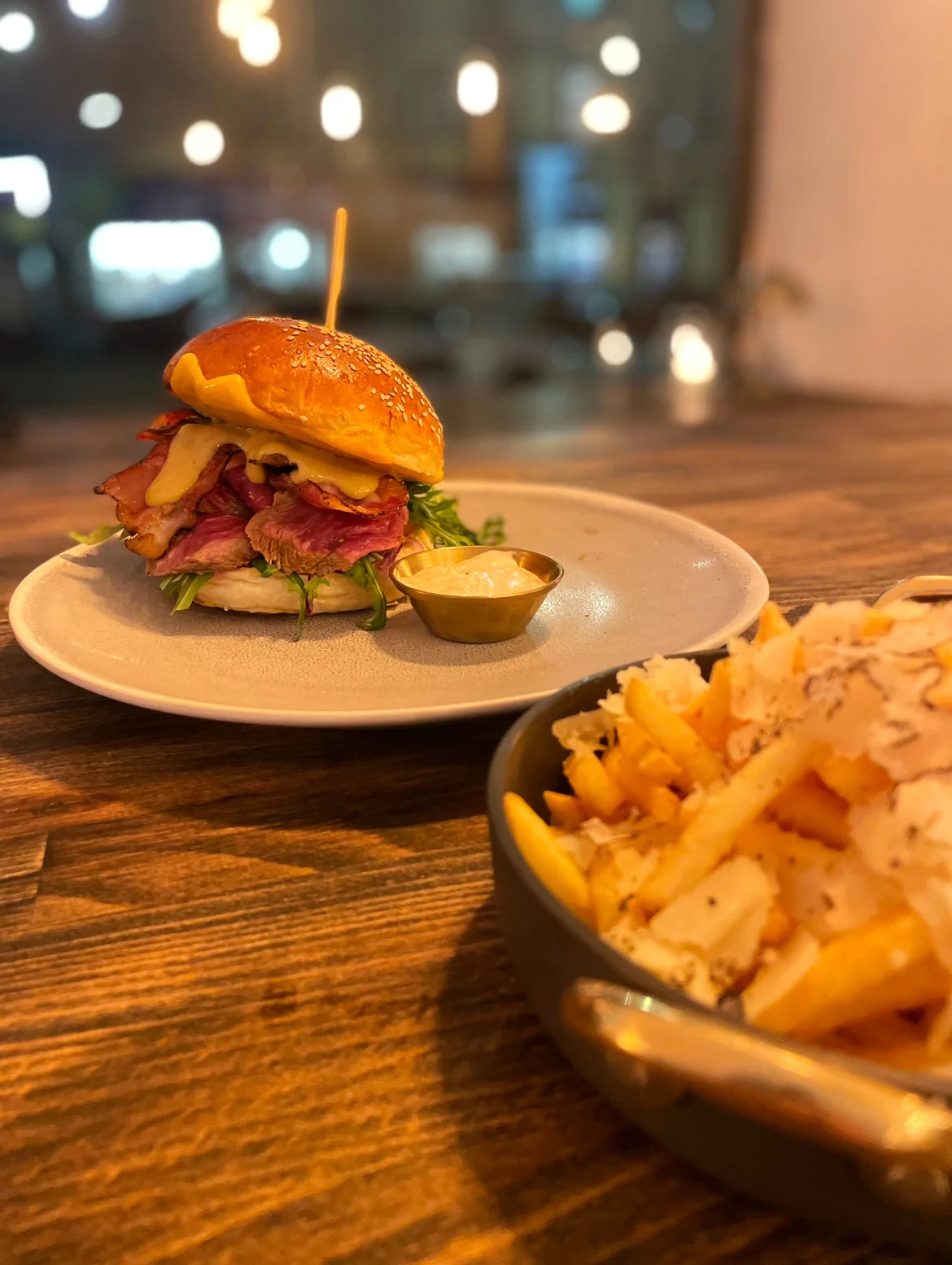 Otevřený voucher do krásné restaurace ve Vršovicích: 1000 až 2000 Kč na jídlo i nápoje