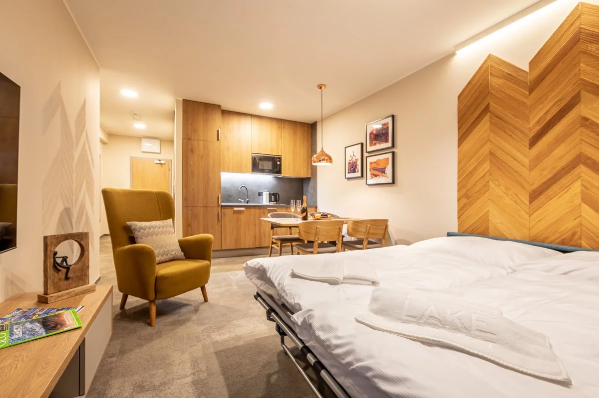 Lukrativní apartmány na břehu Malého Štrbského plesa: dvě děti zdarma