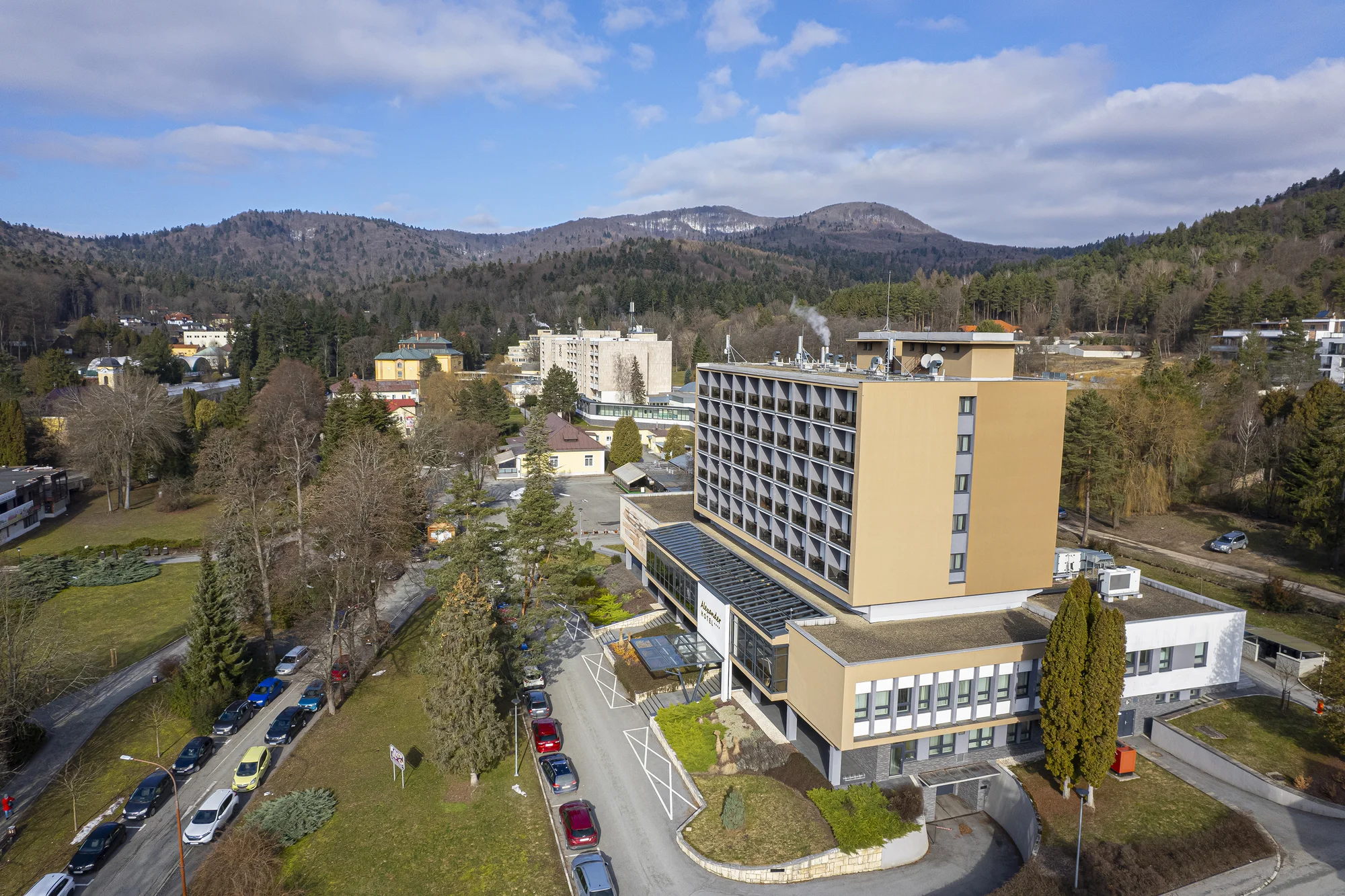 Dovolená v Bardejovských lázních ve 4* hotelu: plná penze, procedury a neomezený wellness