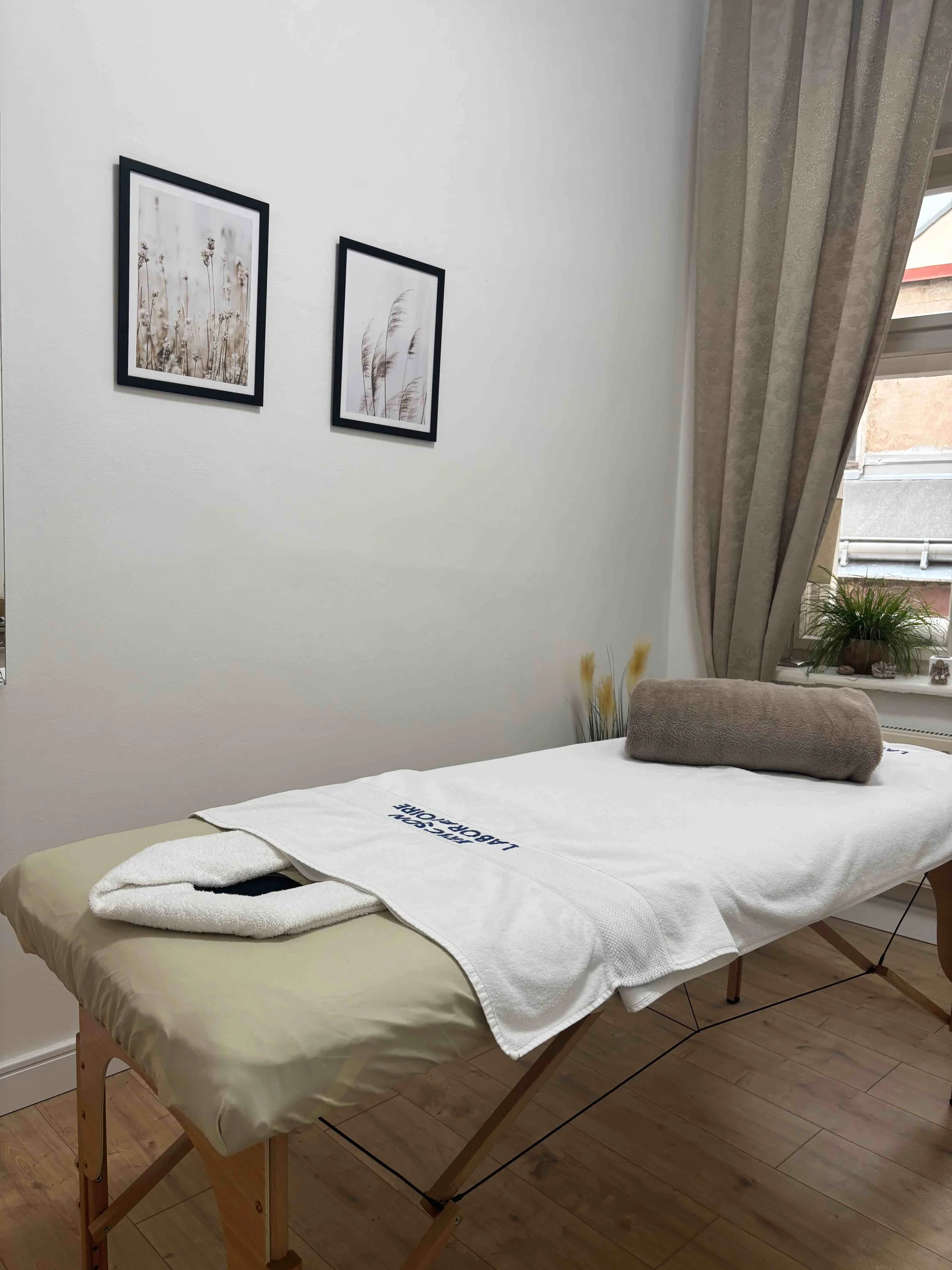 Masáž dle výběru a parafínový zábal: uvolnění zad a šíje nebo reflexní terapie chodidel