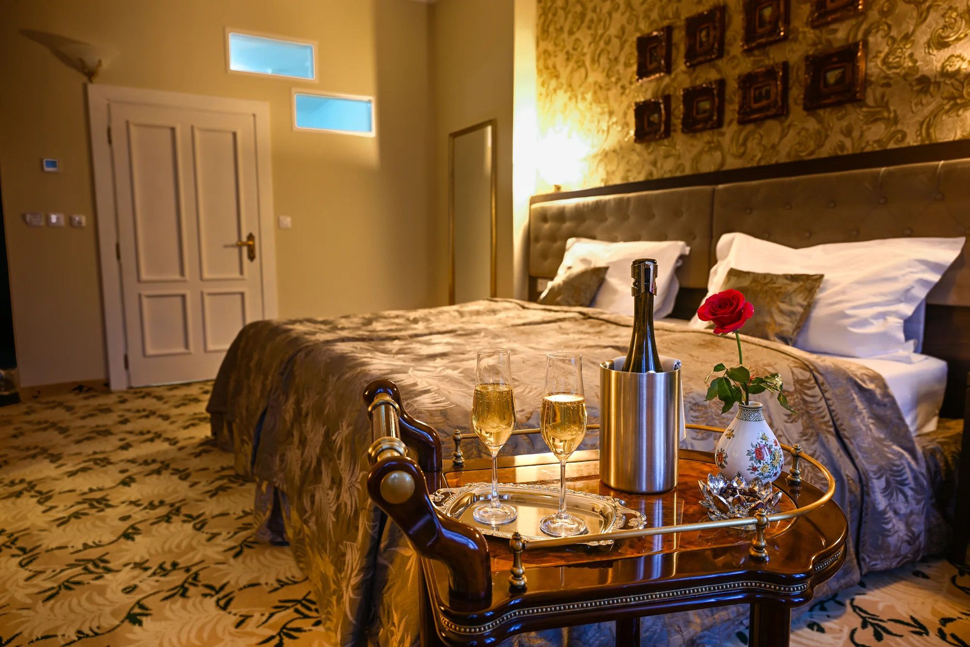 Romantika ve Varech: láhev prosecca na pokoji, možnost 3chodové večeře i snídaně do postele