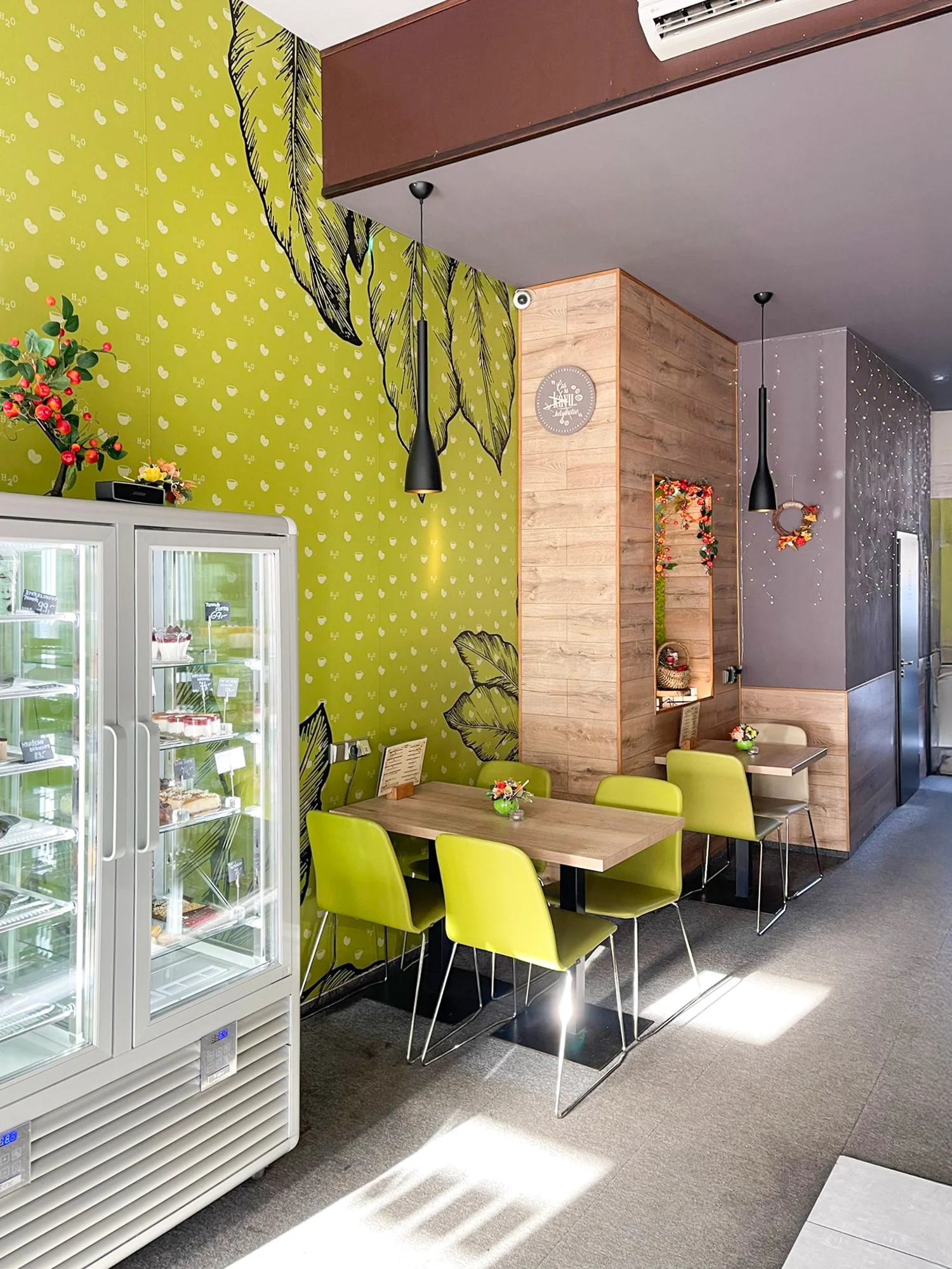 Brunch s kávou a limonádou nebo kafe s dortem pro 1 nebo 2 osoby