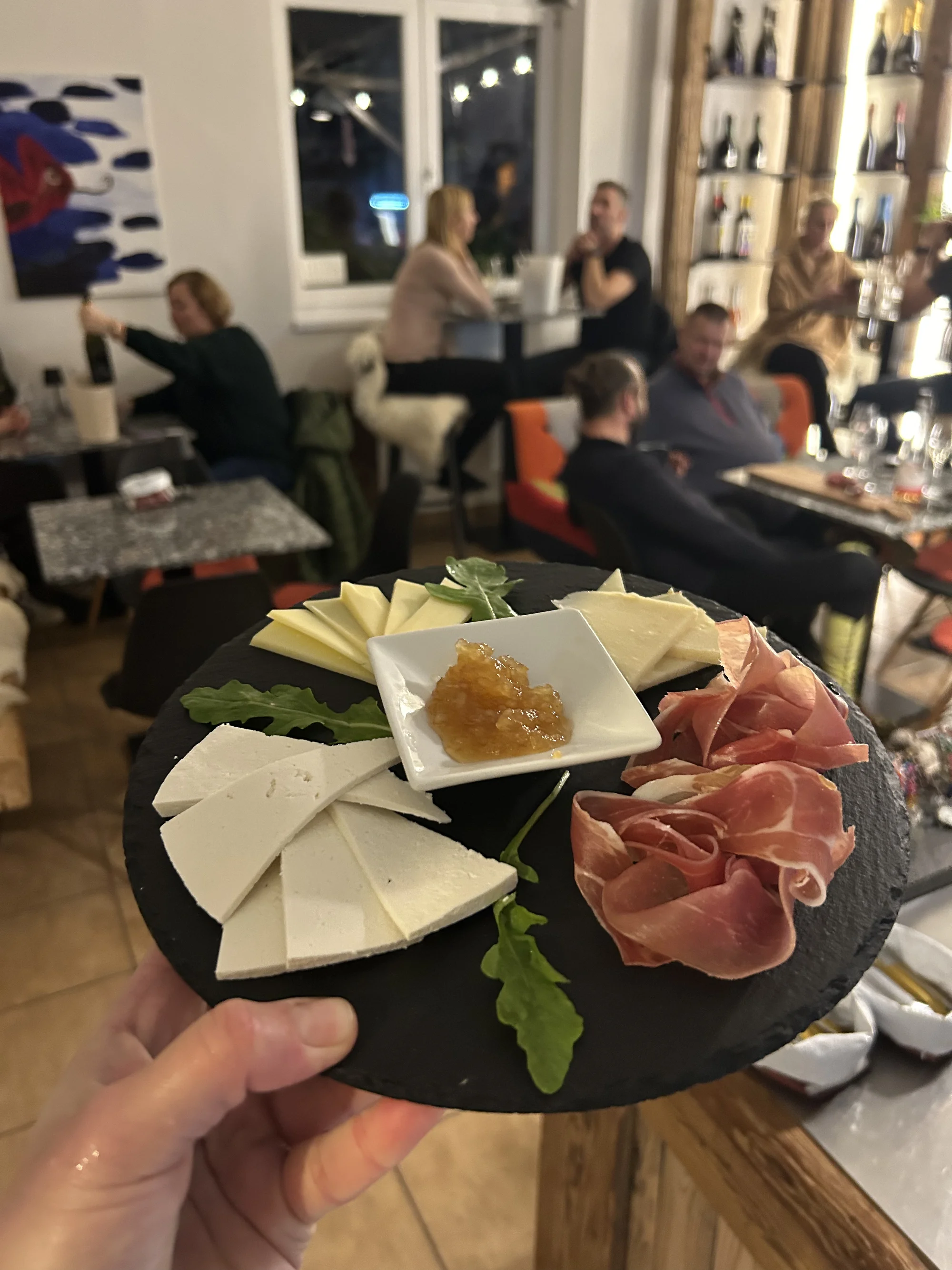 Variace italských sýrů se sklenkou nebo lahví prosecca v Caffe Lobzy