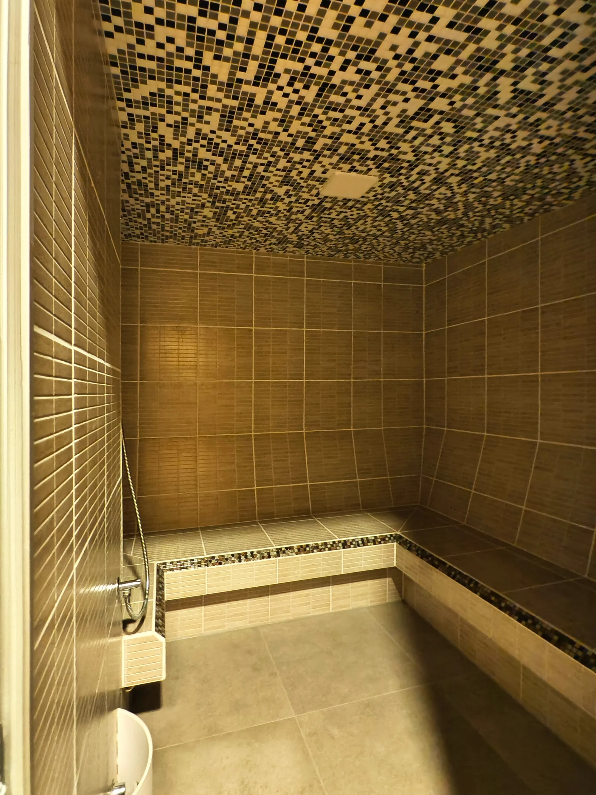 120 minut privátního wellness pro 2 osoby: sauny, vyhřívaná lehátka i lahev sektu