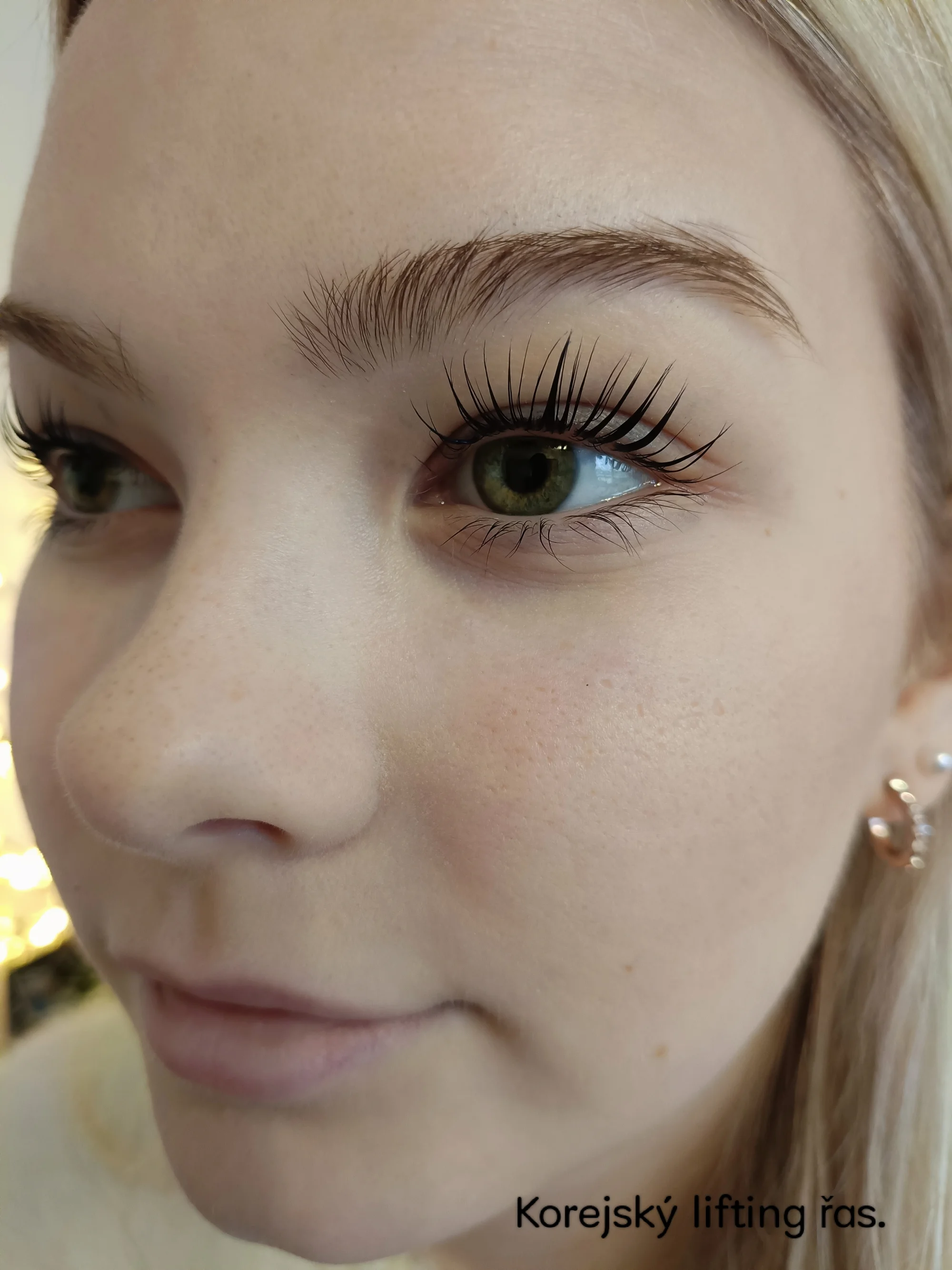 Zajistěte si výrazný pohled: prodloužení či korejský lifting řas, laminace a barvení obočí