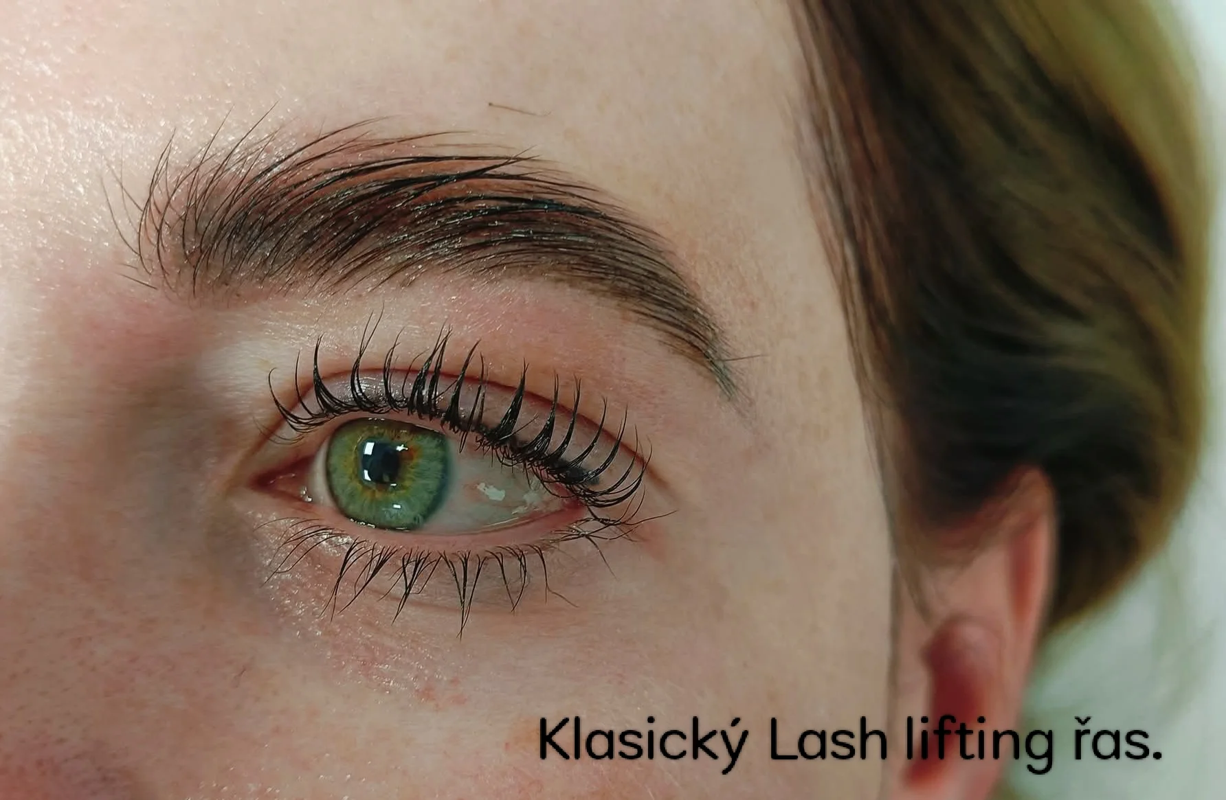 Zajistěte si výrazný pohled: prodloužení či korejský lifting řas, laminace a barvení obočí