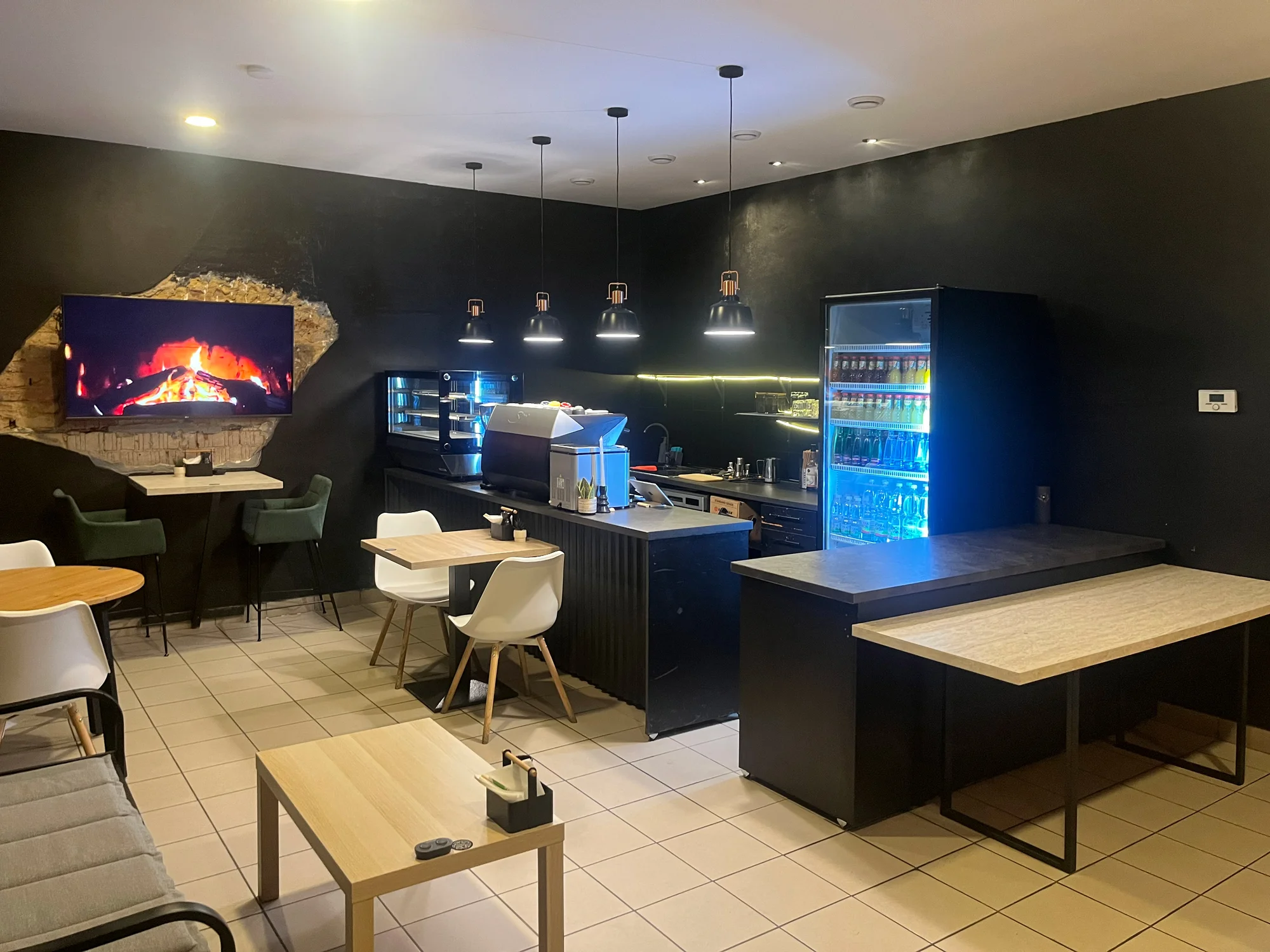 Rozmanité sushi sety s 24-64 kousky, miso či tom yum polévkou, edamame i limonádou