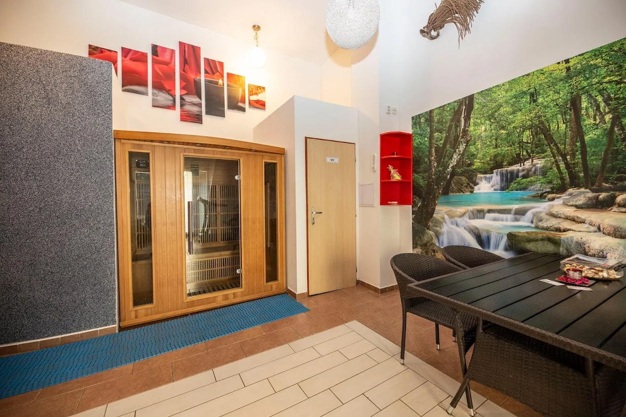 Zasloužený relax v privátním wellness: masážní křesla, vířivka, bazén i sauna