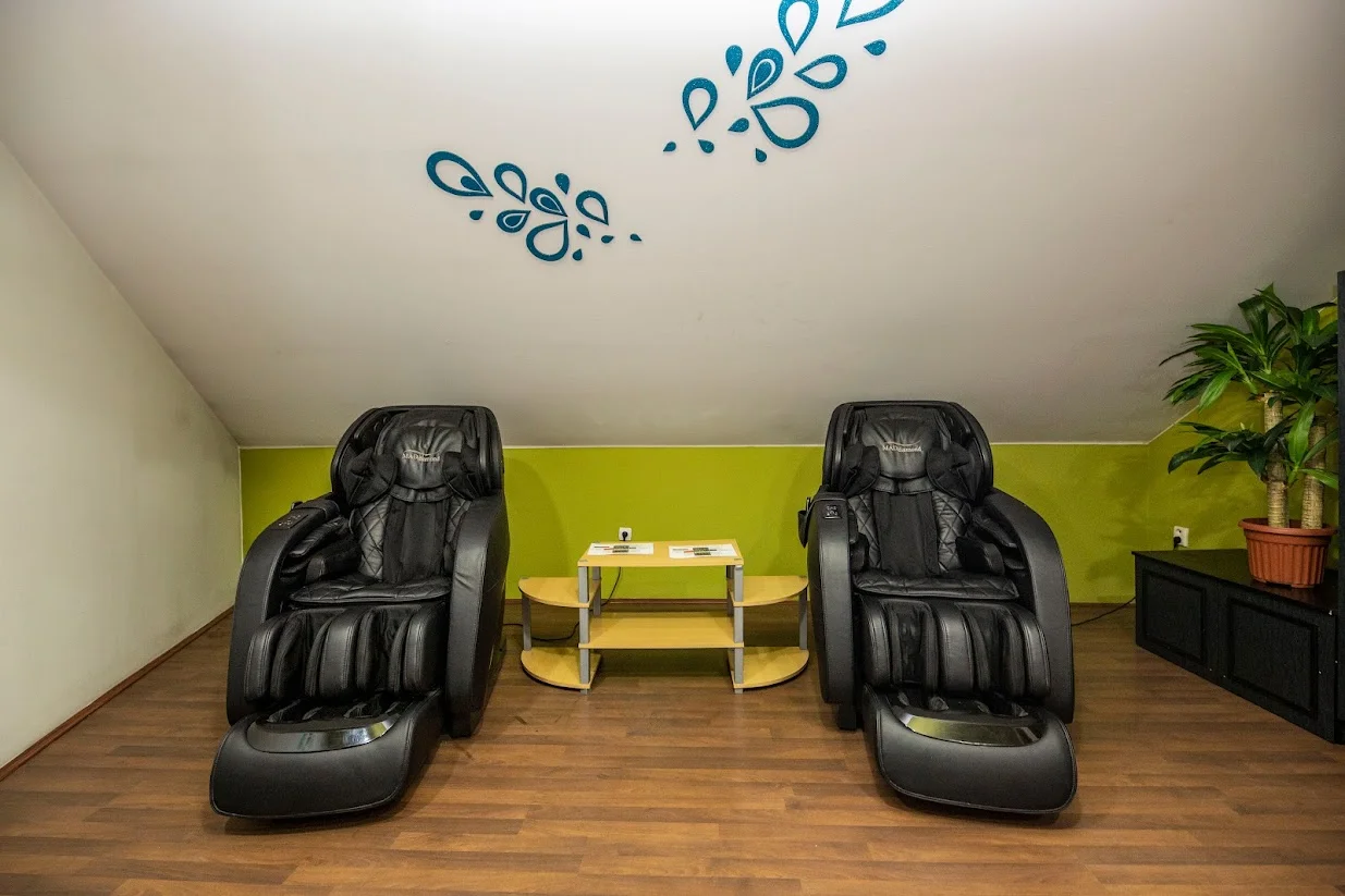 Zasloužený relax v privátním wellness: masážní křesla, vířivka, bazén i sauna