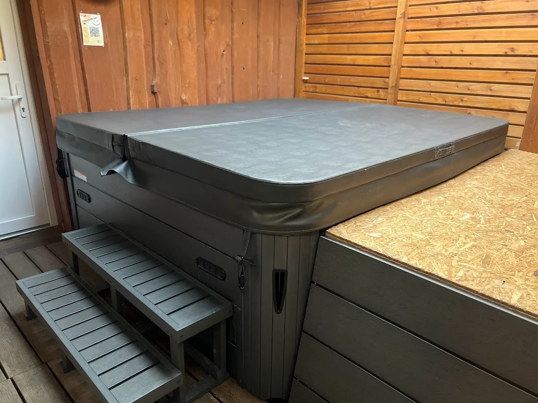 Zasloužený relax v privátním wellness: masážní křesla, vířivka, bazén i sauna