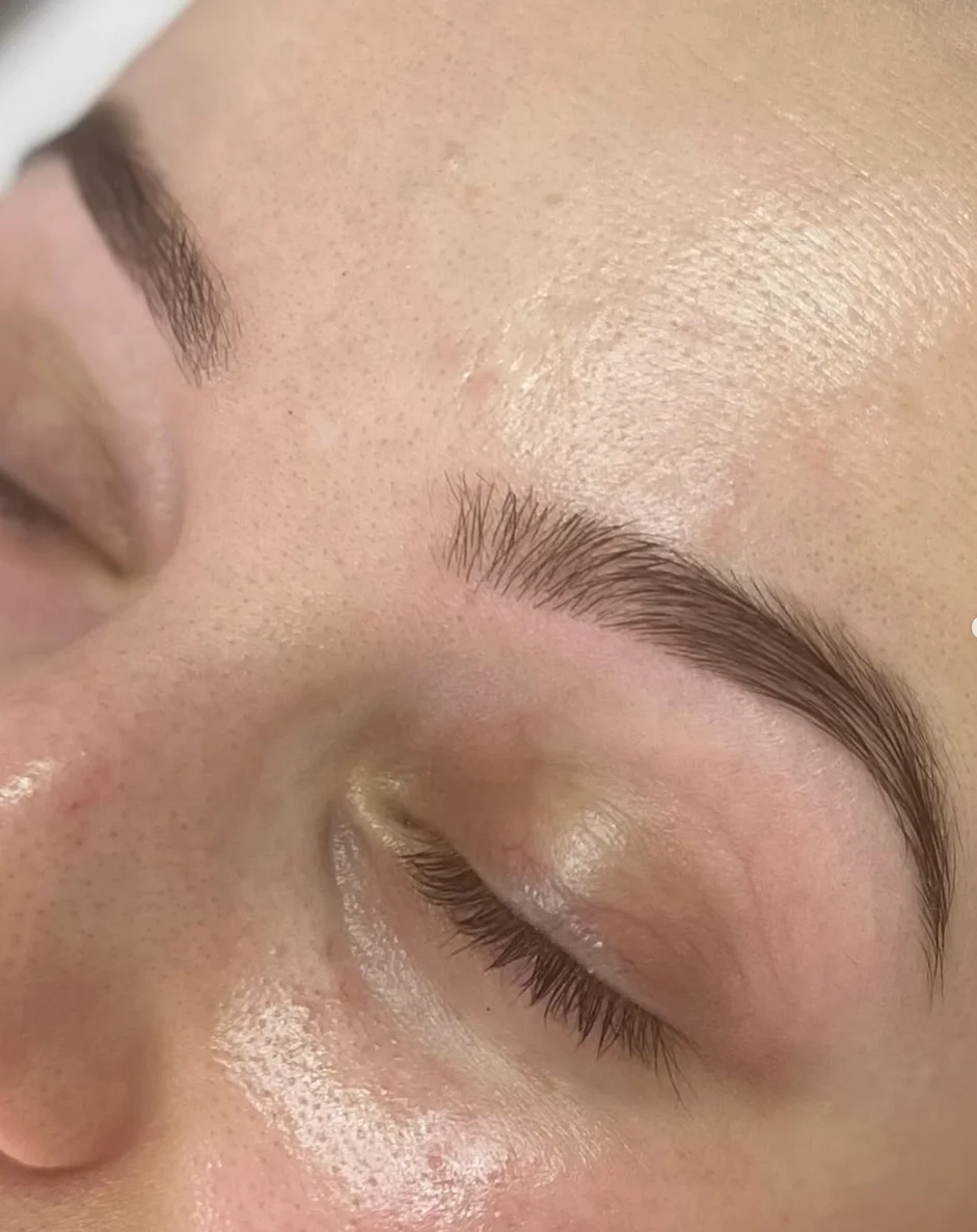 Základní kosmetická péče ve studiu ToWell: úprava a barvení obočí, ultrazvukové čištění pleti i peeling