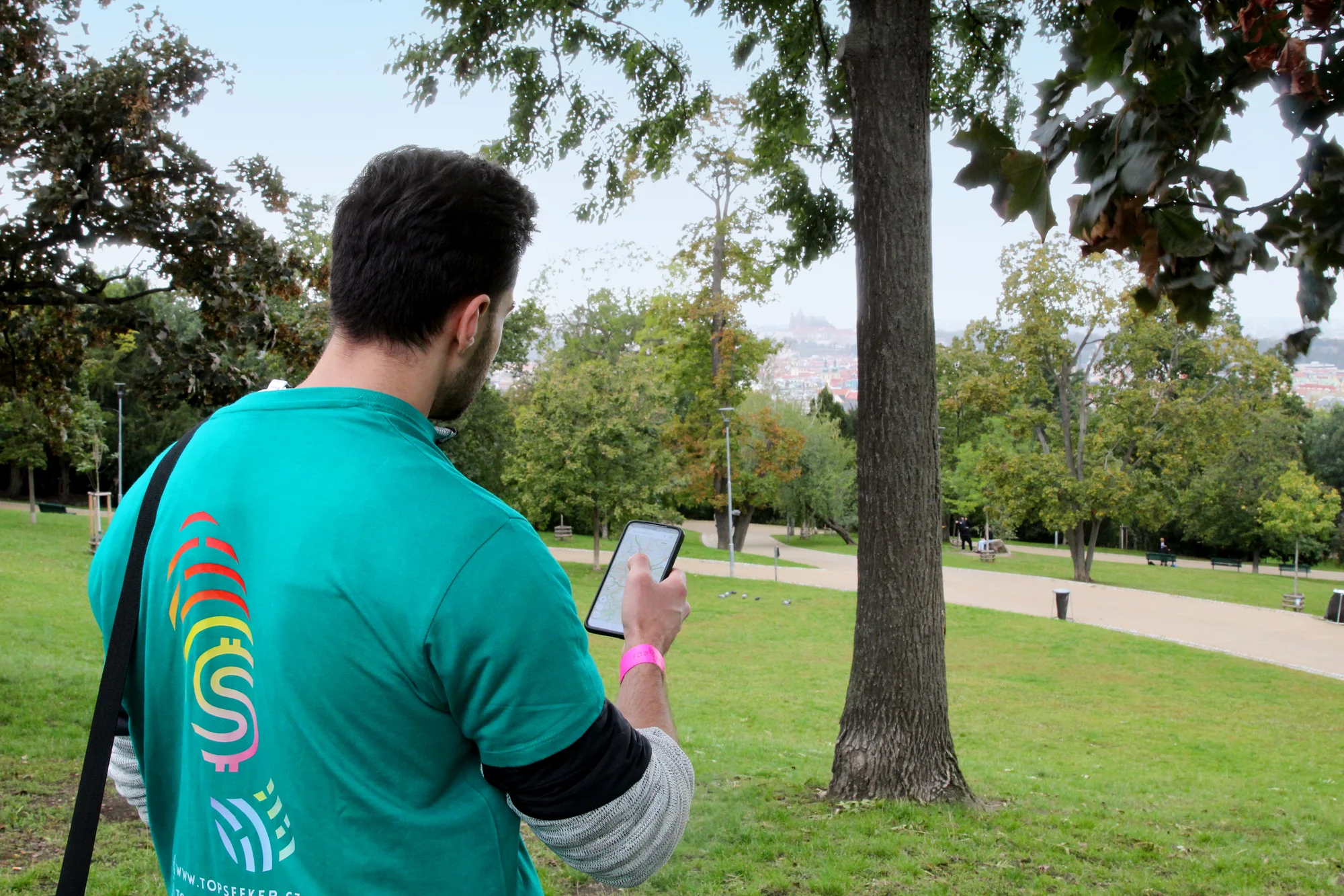 Vzpomínky vysloužilého detektiva Maxe: venkovní šifrovací hra v centru Prahy