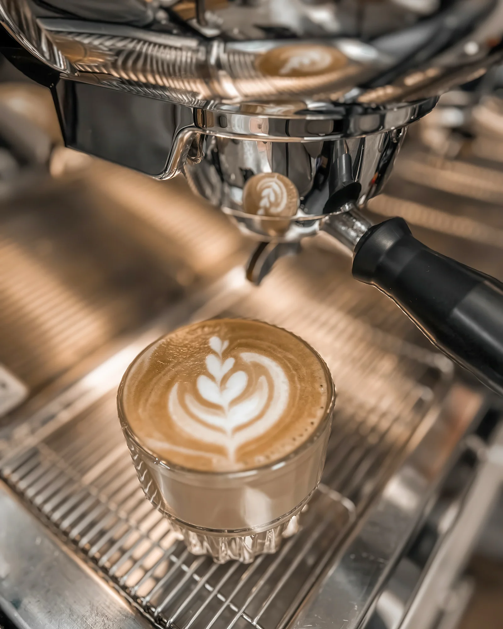 Káva a zákusek podle výběru v kavárně v centru Loun pro 1 či 2 osoby