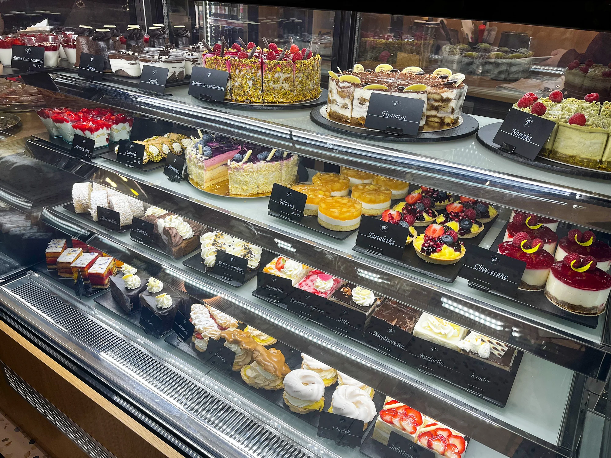 Káva a zákusek podle výběru v kavárně v centru Loun pro 1 či 2 osoby