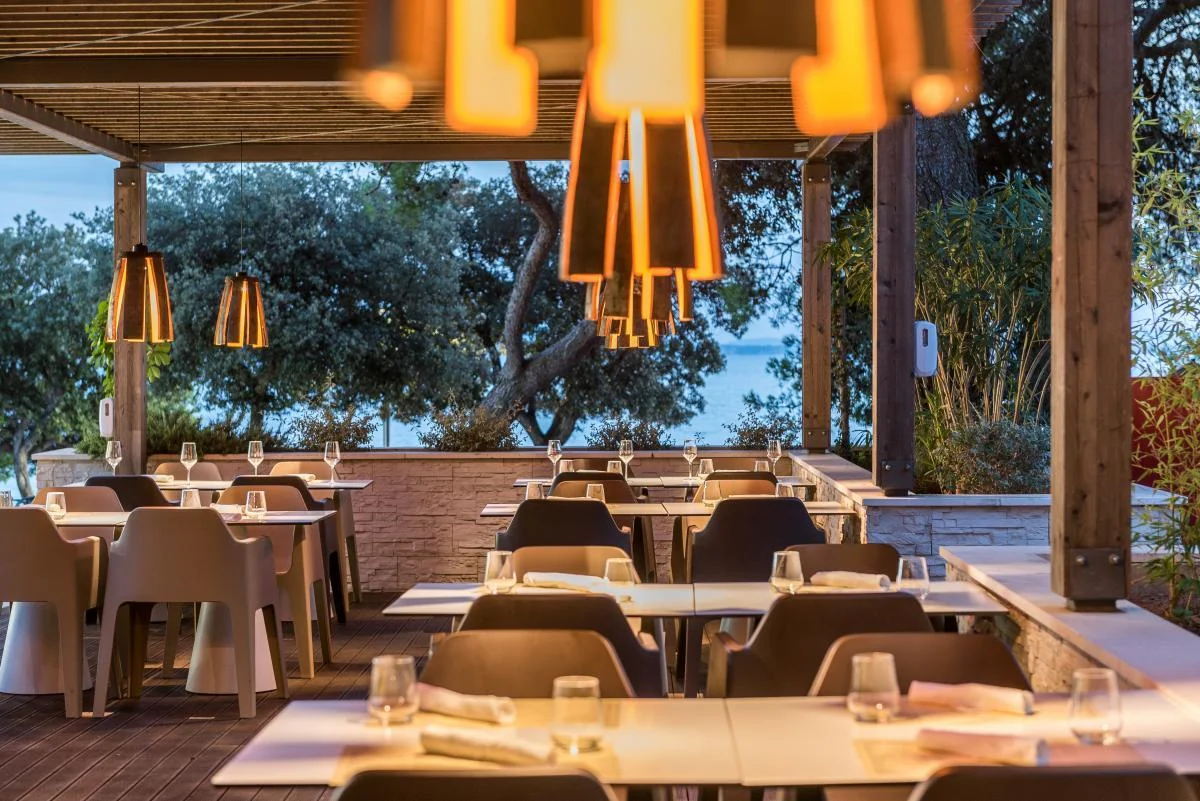 4* hotel v Petrčane u Zadaru: hned u pláže, se snídaní či polopenzí a neomezeným wellness