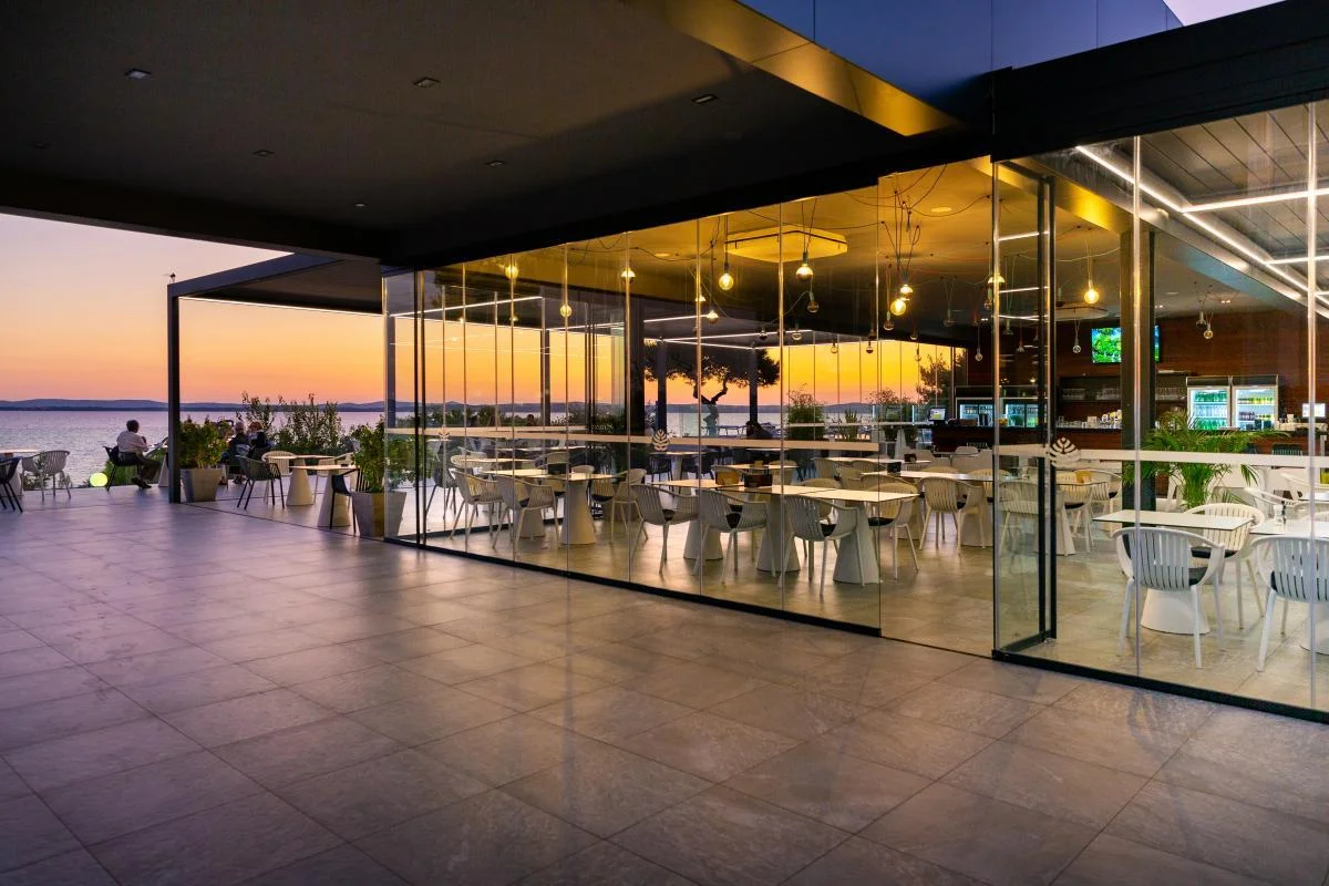 4* hotel v Petrčane u Zadaru: hned u pláže, se snídaní či polopenzí a neomezeným wellness