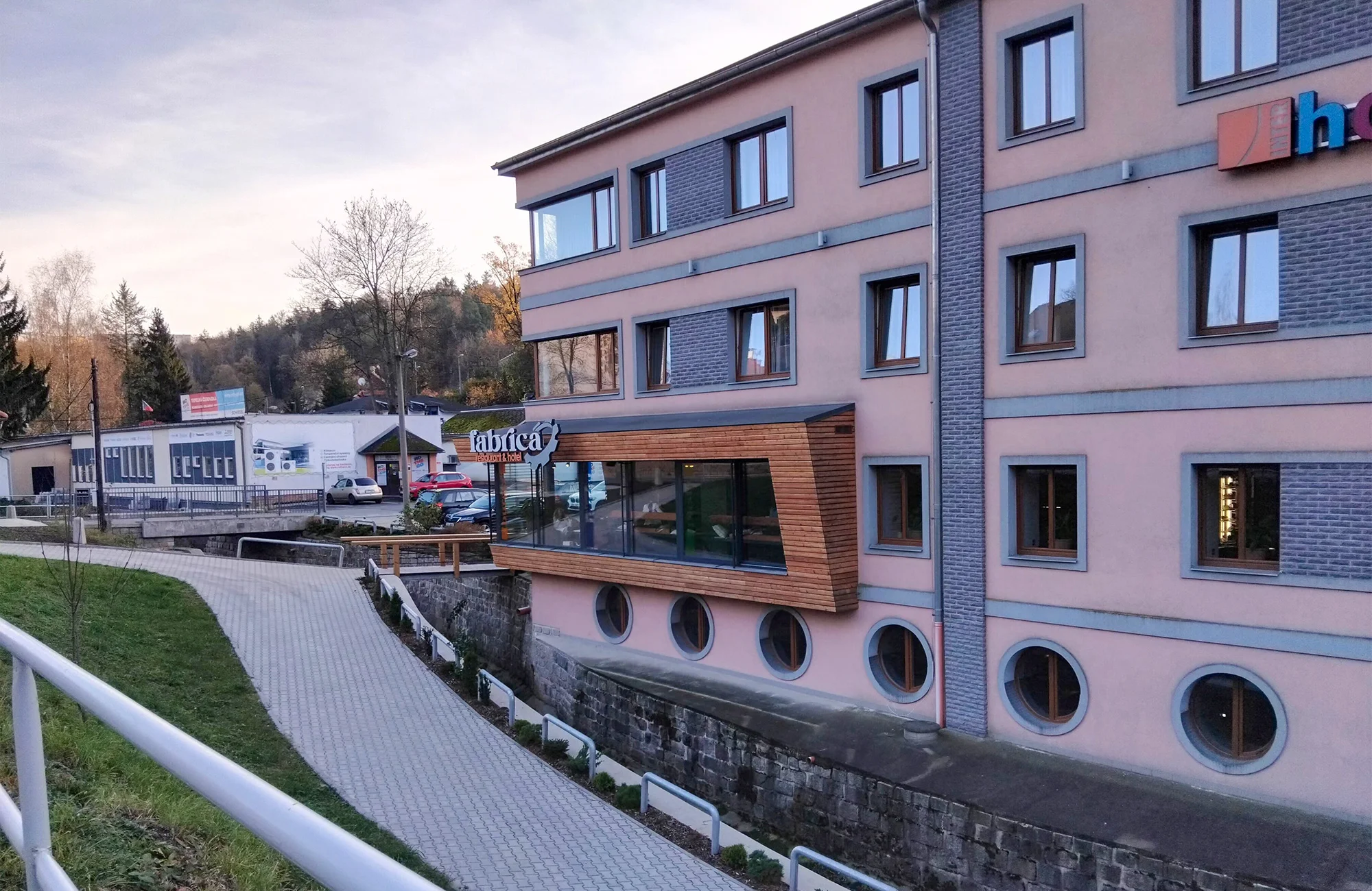 Do zoo i na Ještěd: pobyt v hotelu a hostelu se snídaní v klidné části Liberce