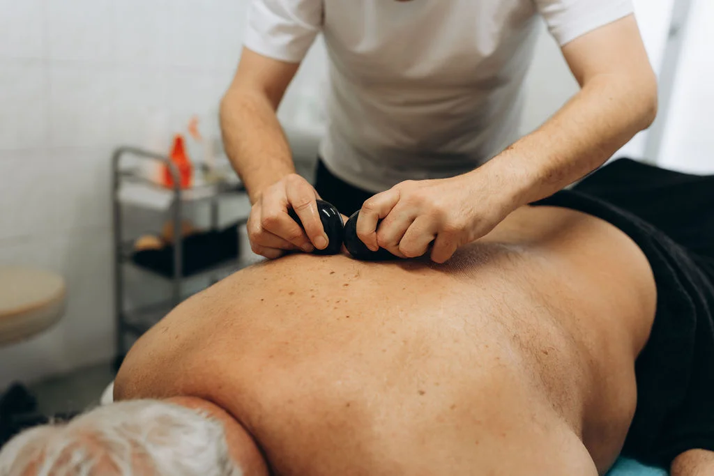 75 min. relaxu: masáž lávovými kameny a vonná olejová masáž zad, šíje a rukou