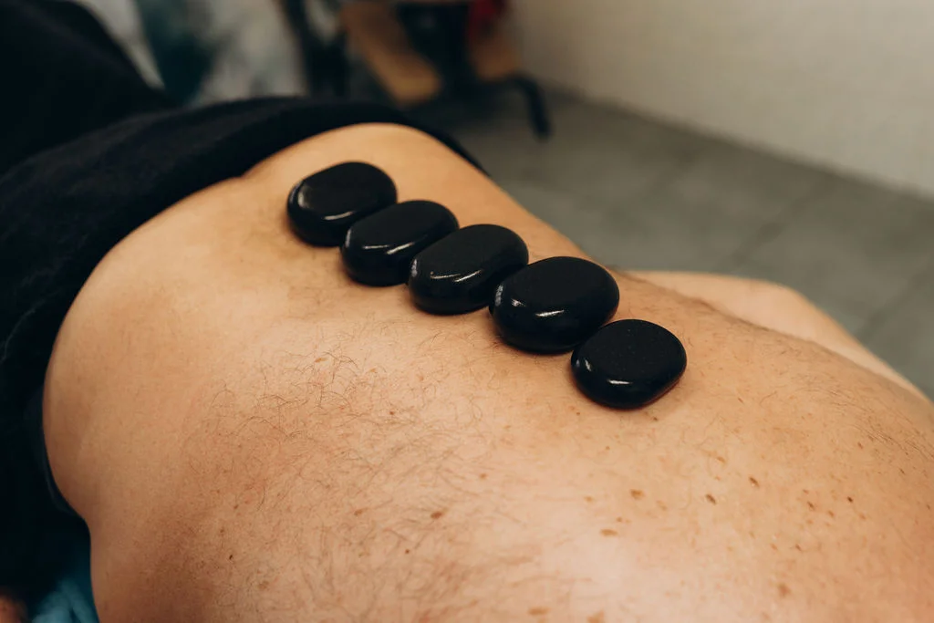 75 min. relaxu: masáž lávovými kameny a vonná olejová masáž zad, šíje a rukou