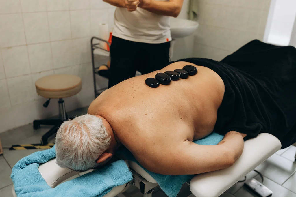 75 min. relaxu: masáž lávovými kameny a vonná olejová masáž zad, šíje a rukou