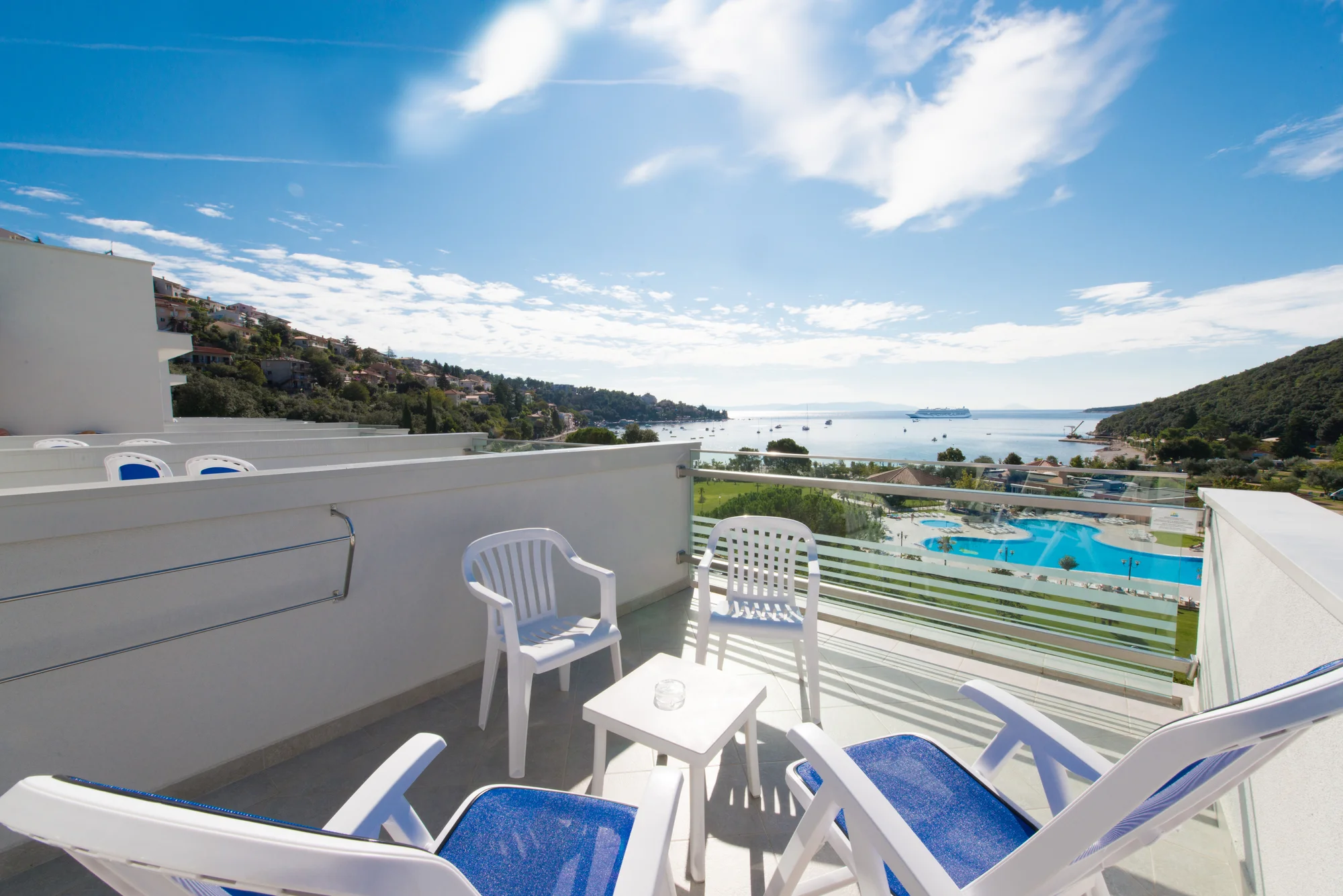 Dovolená v chorvatském zálivu Rabac: 4* hotel 150 m od pláže, strava i bazény