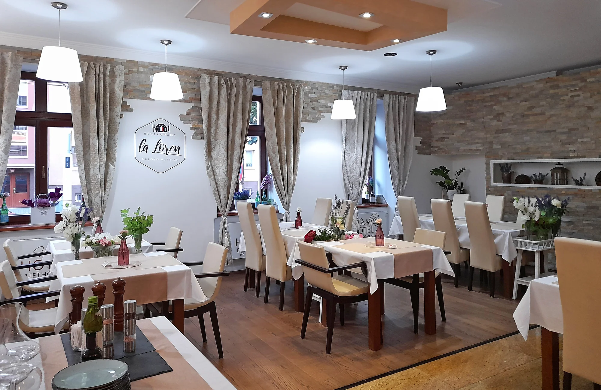 Degustační valentýnské menu: předkrmový a dezertní raut, humří polévka i steak