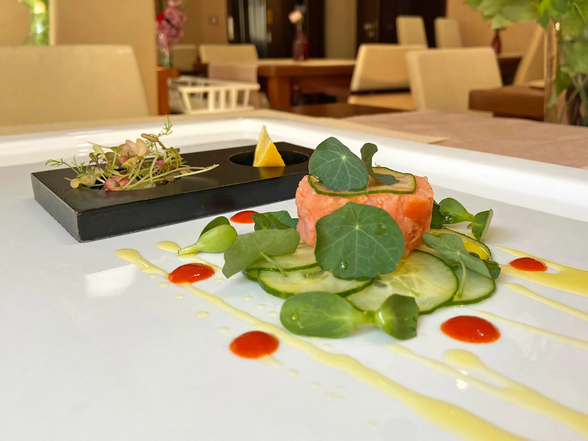 Degustační valentýnské menu: předkrmový a dezertní raut, humří polévka i steak