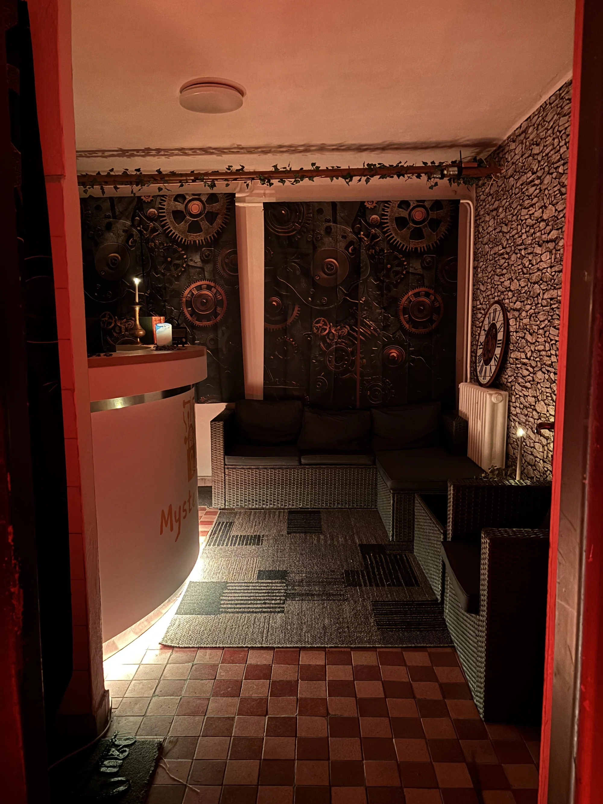 Únikovka plná napětí pro 2-6 hráčů: Záhada zmizelého profesora Gustava Peregrina