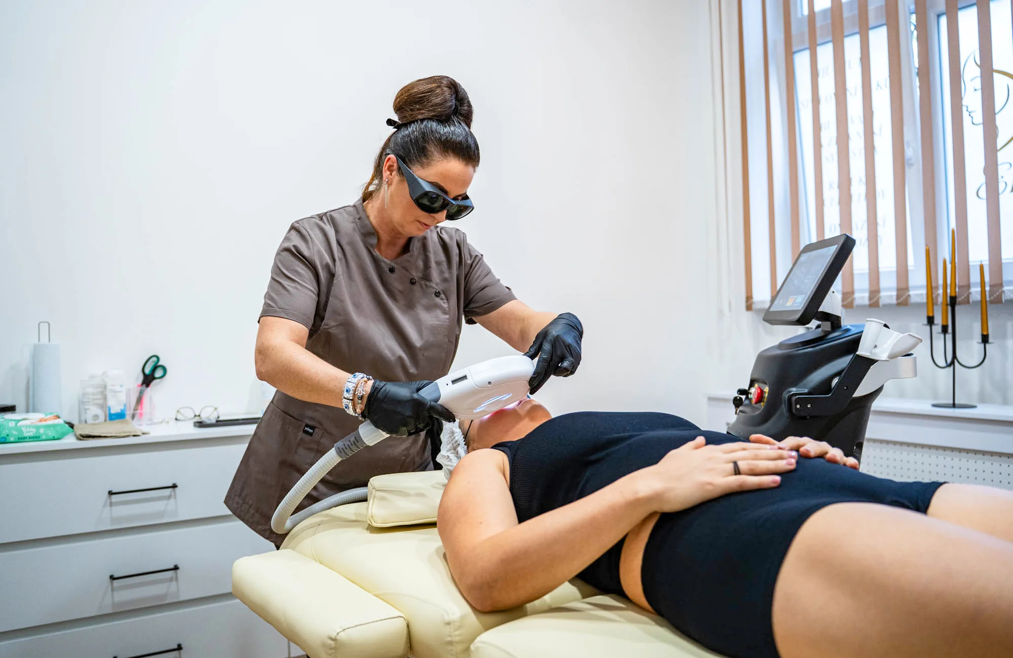 Epilace laserem s technologií SHR: obličej, podpaží i stehna