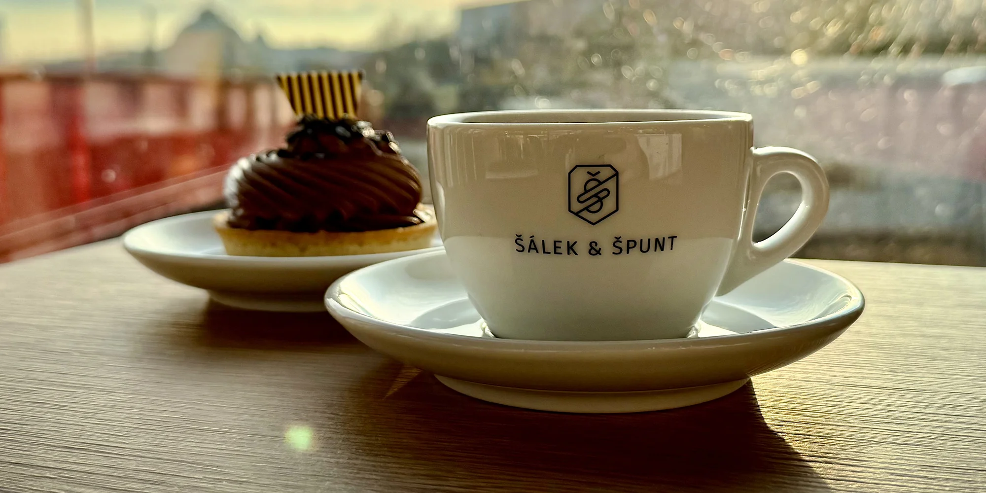 Káva a zákusek v sympatické kavárně na náplavce