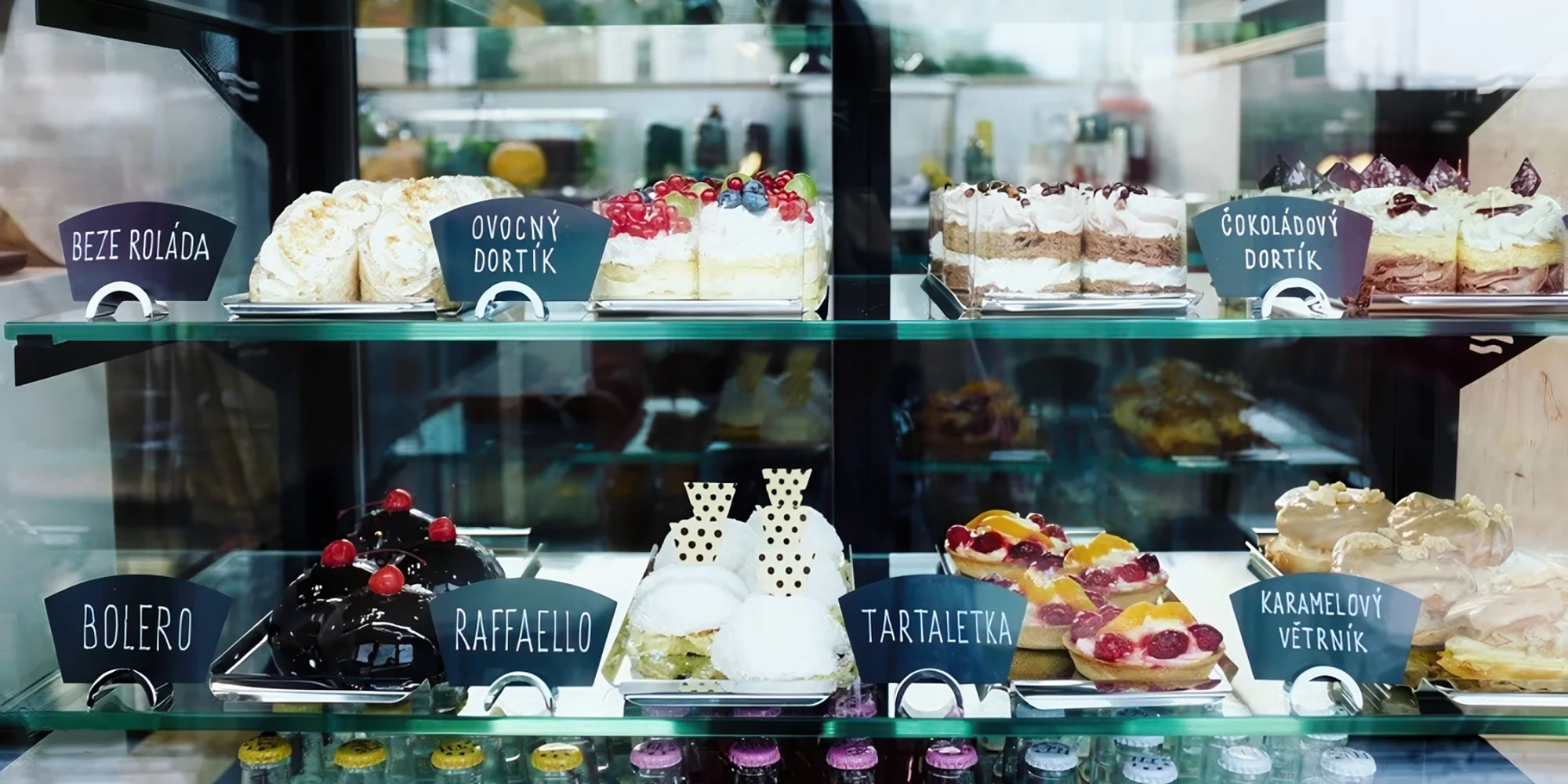 Káva a zákusek v sympatické kavárně na náplavce pro 1 nebo 2 osoby